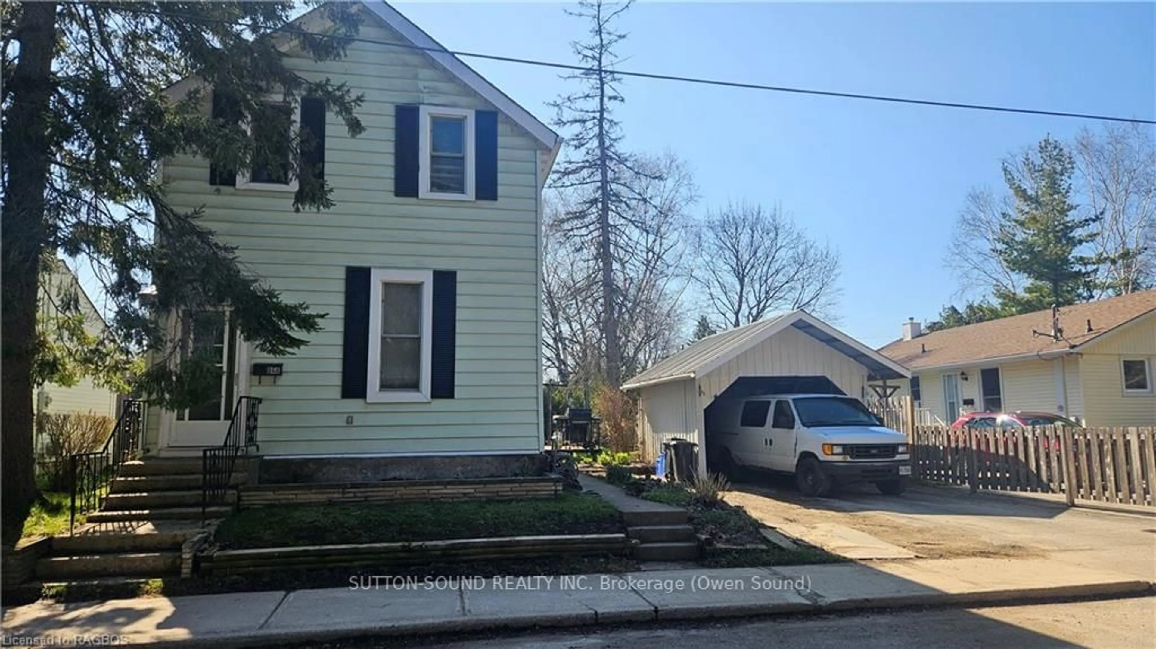 Frontside or backside of a home, the street view for 868 4TH, Owen Sound Ontario N4K 2N7