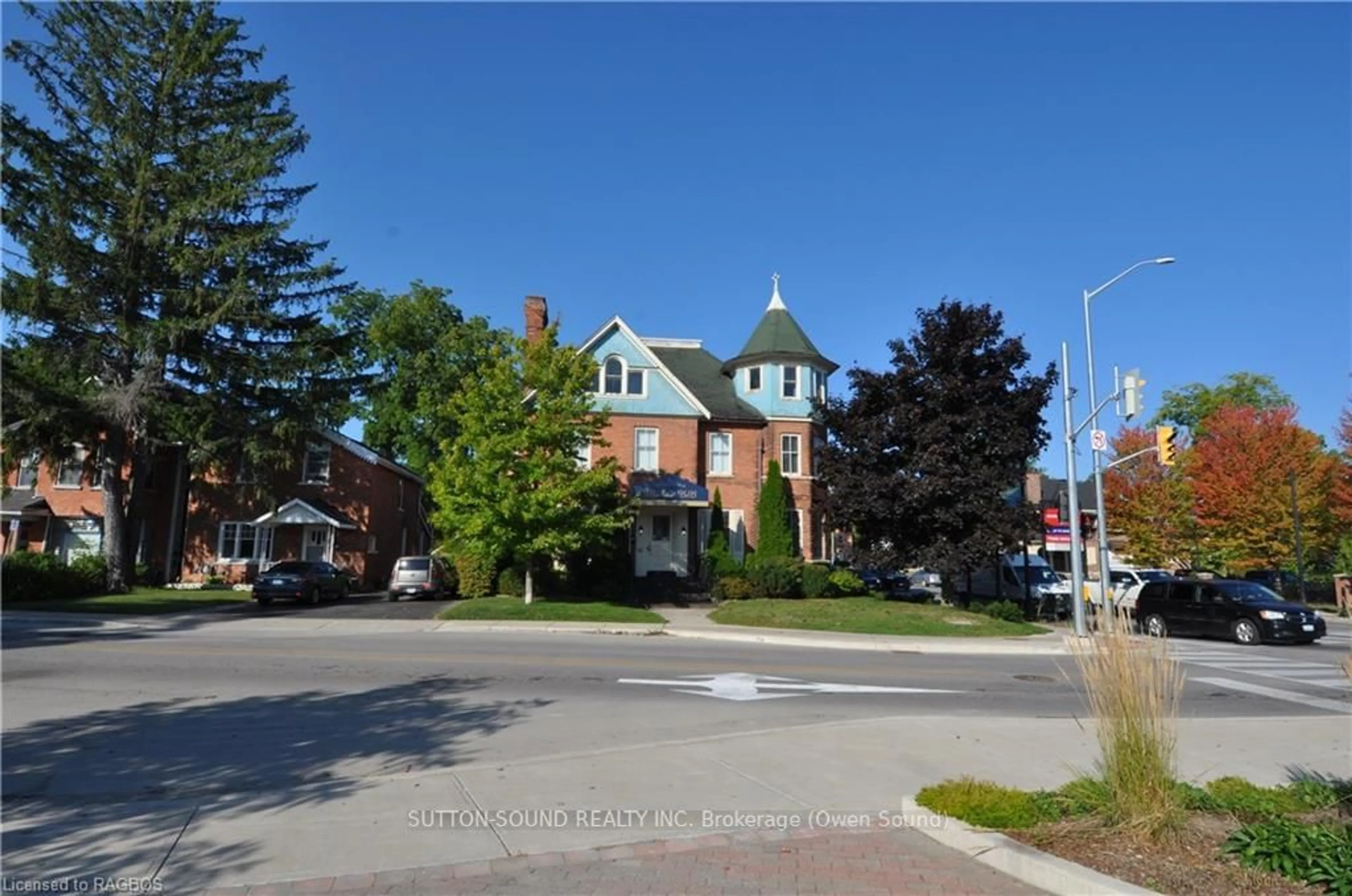 A pic from exterior of the house or condo, the street view for 1000 1ST Ave, Owen Sound Ontario N4K 4K5