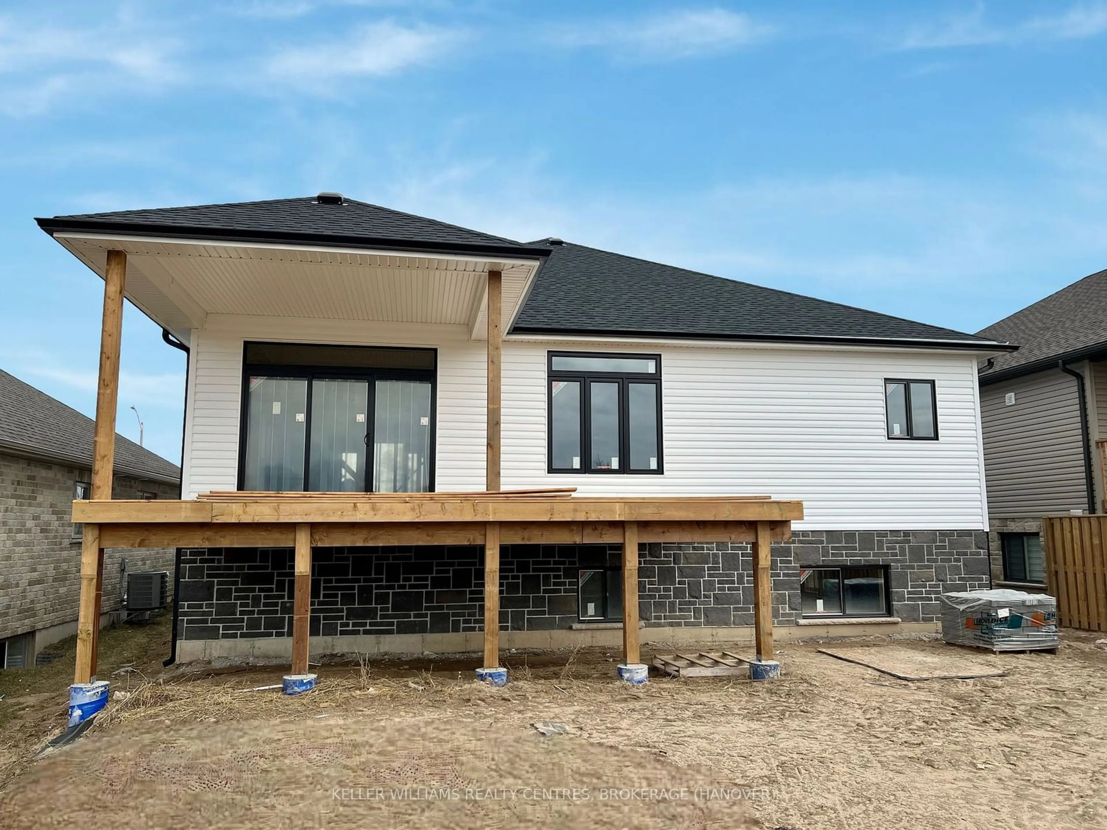 Home with vinyl exterior material, building for 624 26TH Ave, Hanover Ontario N4N 3B8