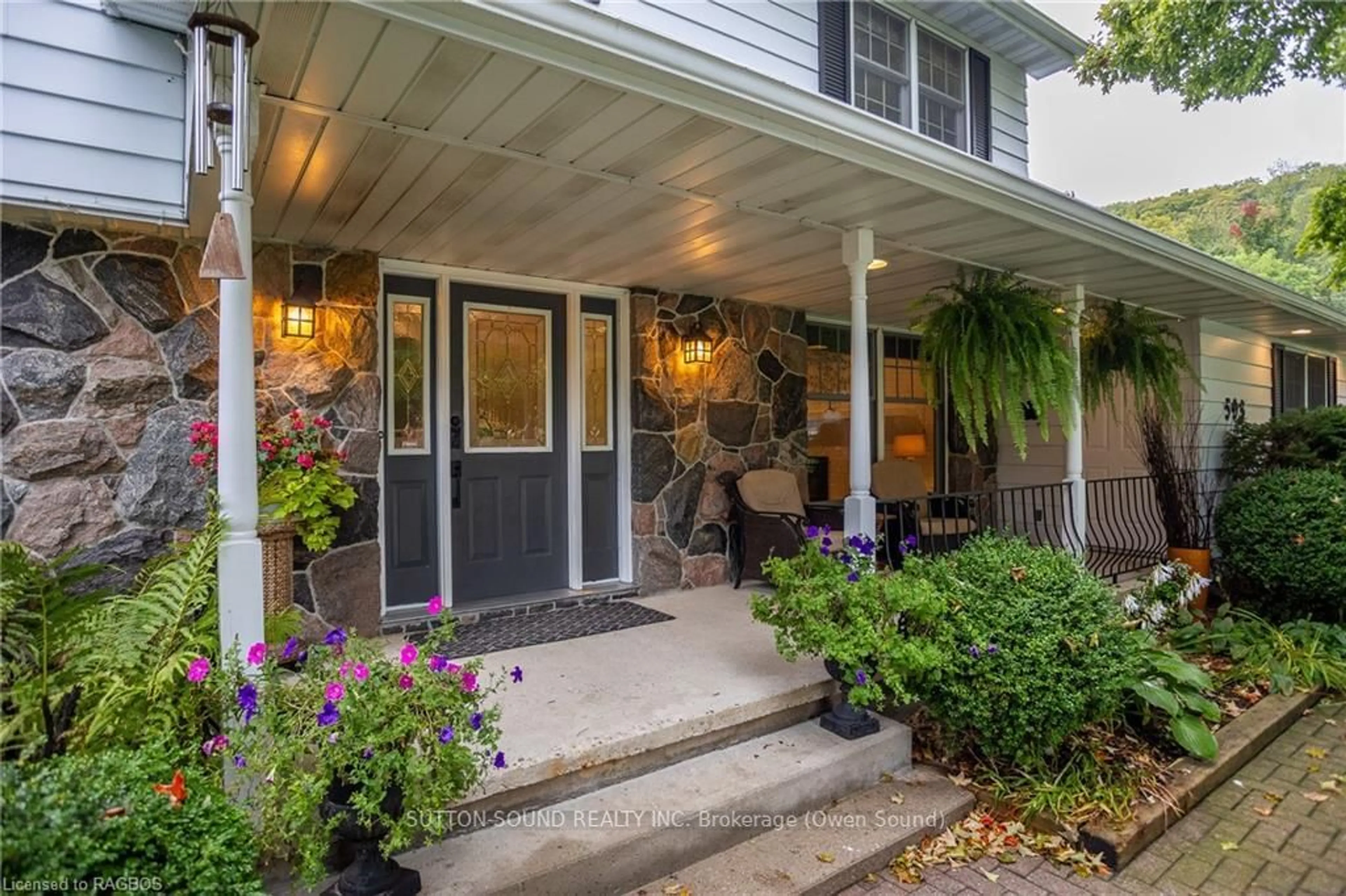 Indoor entryway, wood floors for 593 4TH, Owen Sound Ontario N4K 6A4