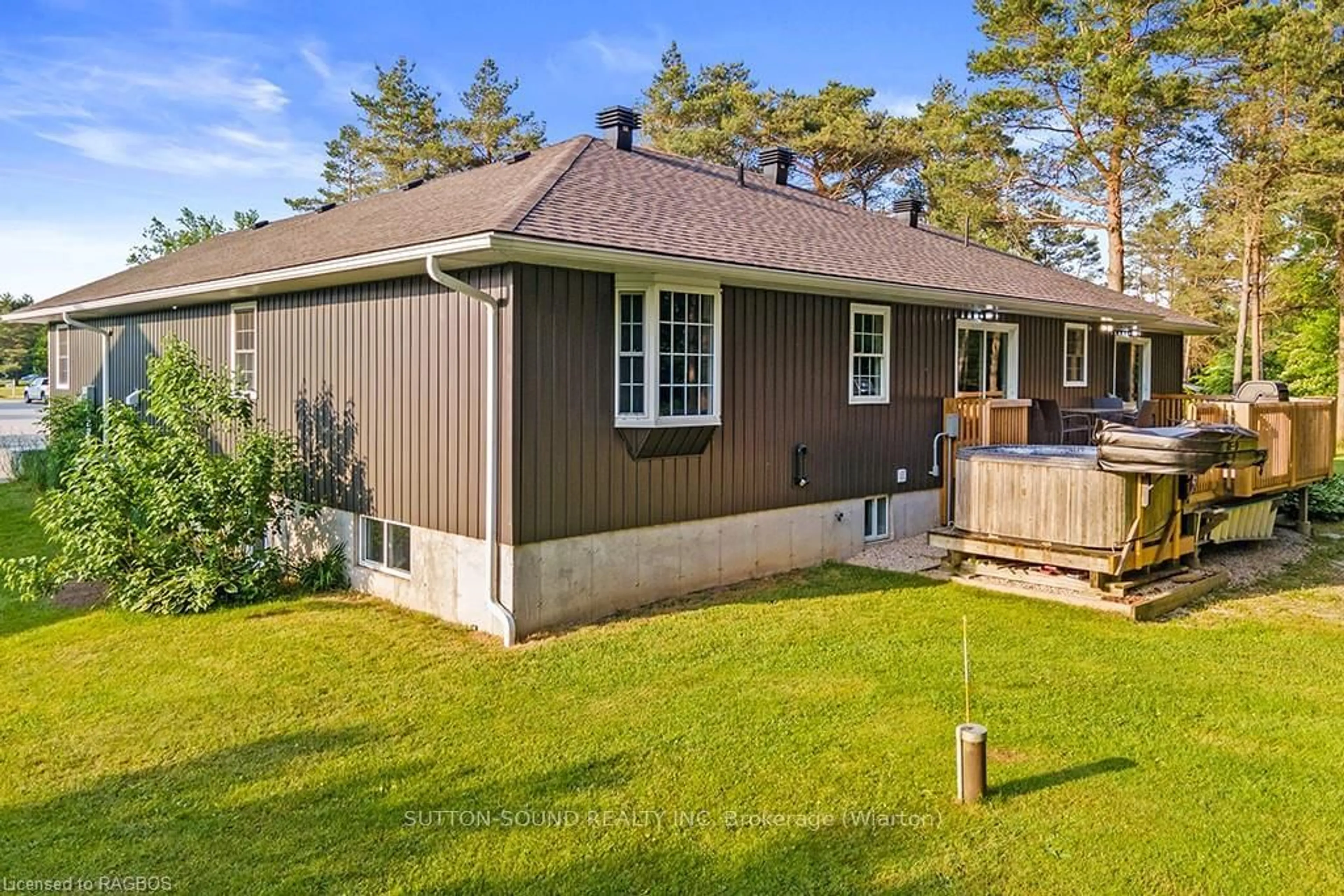 Frontside or backside of a home, cottage for 25 PINE TREE Dr, South Bruce Peninsula Ontario N0H 1P0