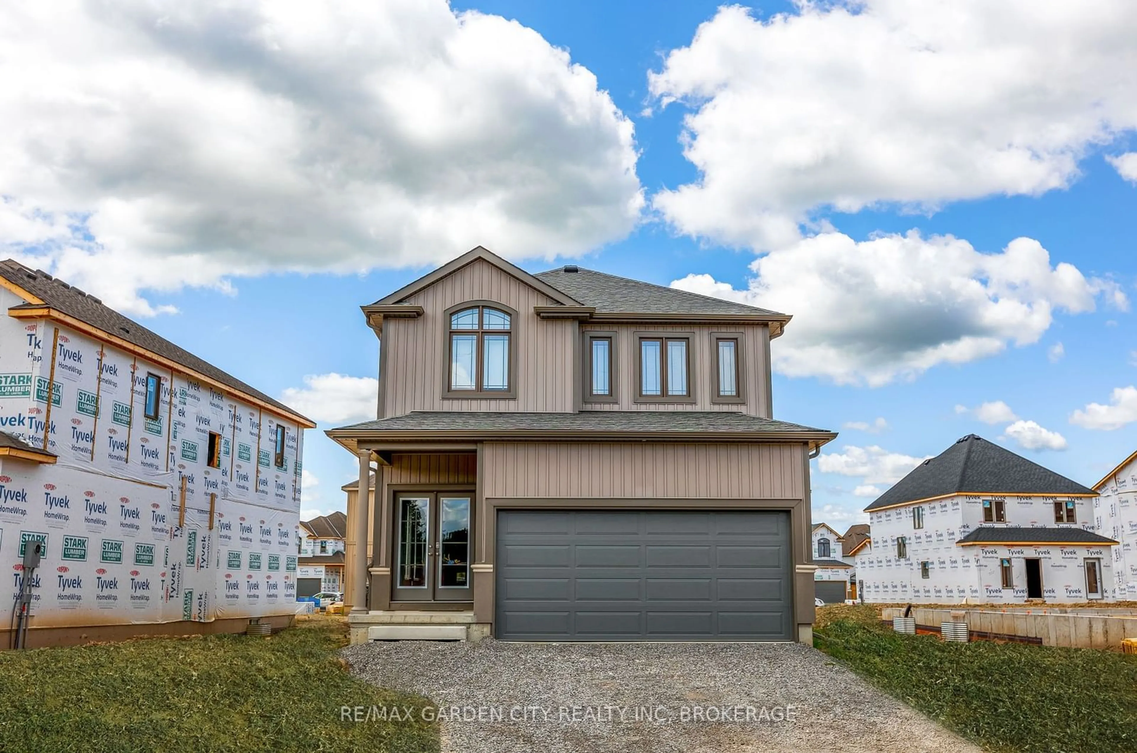 Frontside or backside of a home, the street view for 33 Bounty Ave, Thorold Ontario L2V 0H3