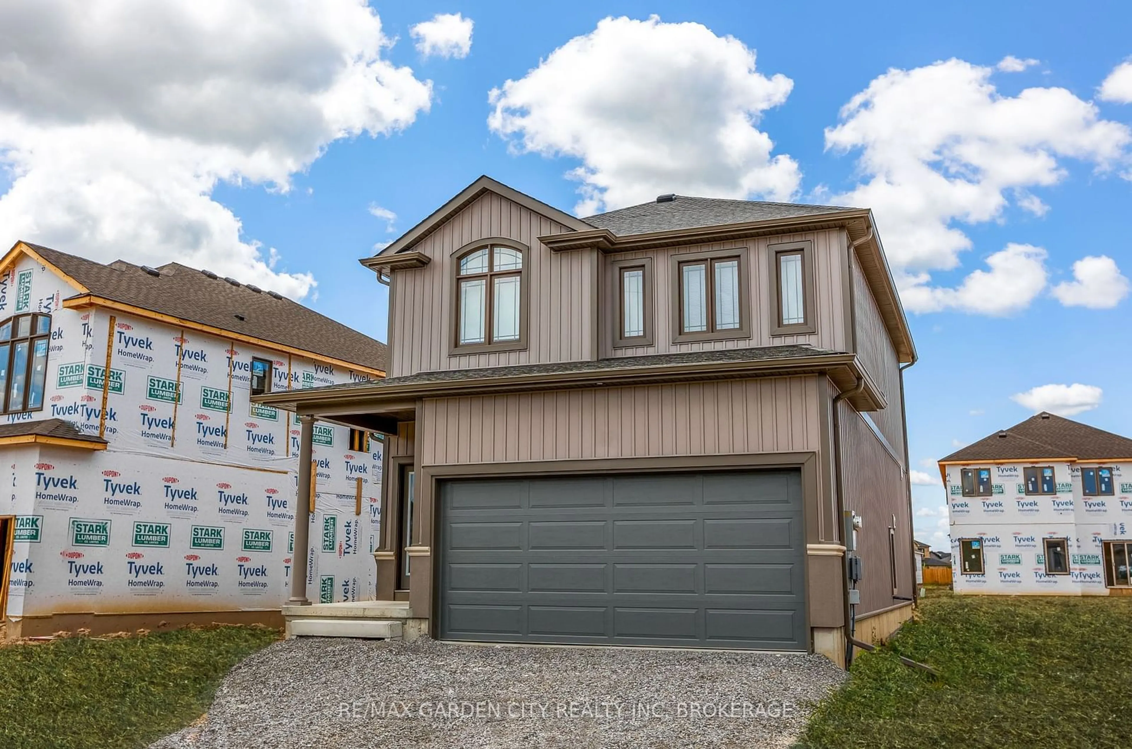 Frontside or backside of a home, cottage for 33 Bounty Ave, Thorold Ontario L2V 0H3