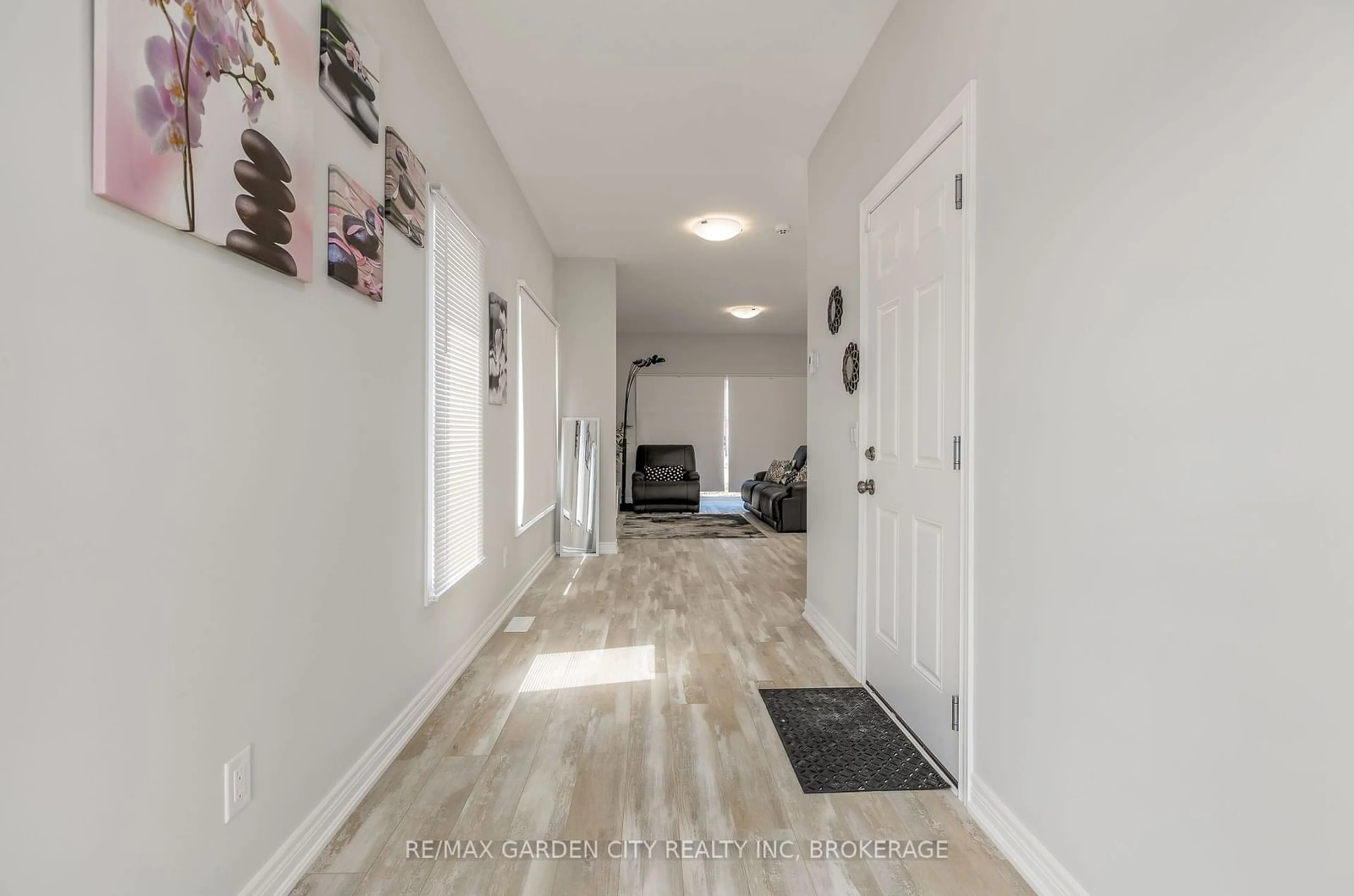 Indoor entryway, wood floors for 33 Bounty Ave, Thorold Ontario L2V 0H3