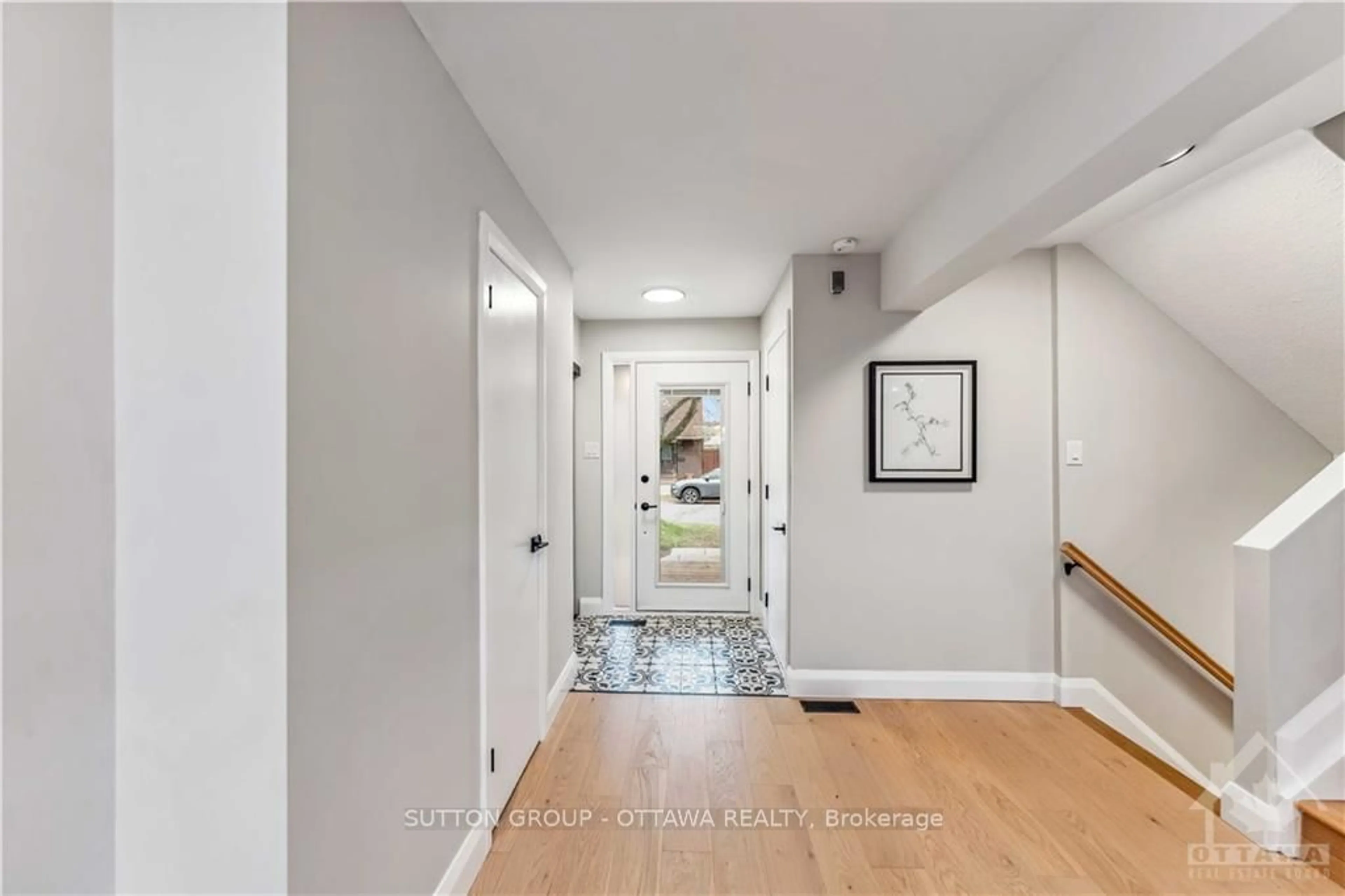 Indoor entryway, wood floors for 62 ERIN Cres, Hunt Club - Windsor Park Village and Area Ontario K1V 9Z2