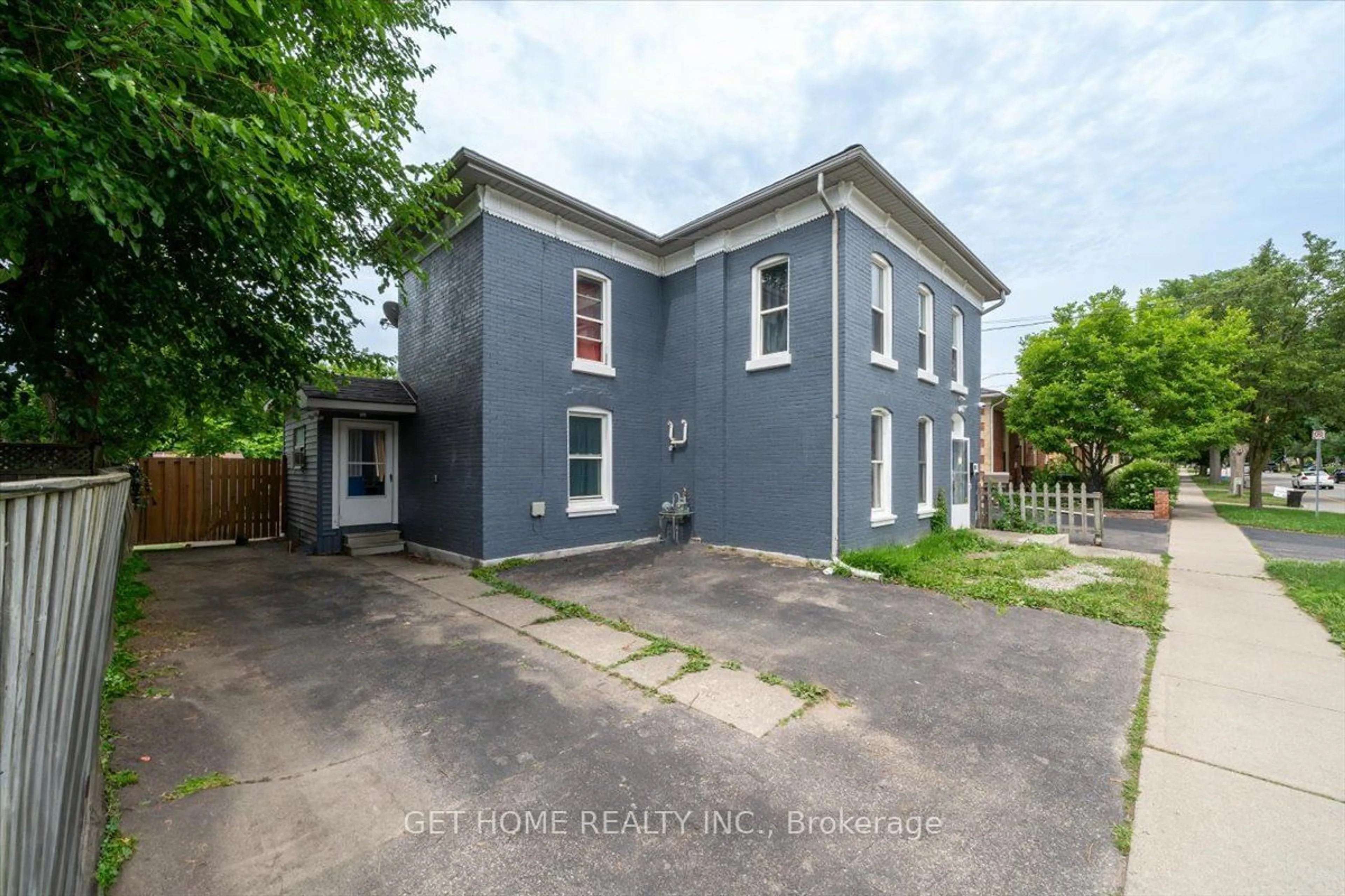 Frontside or backside of a home, the front or back of building for 44 Albion St, Brantford Ontario N3T 3M3