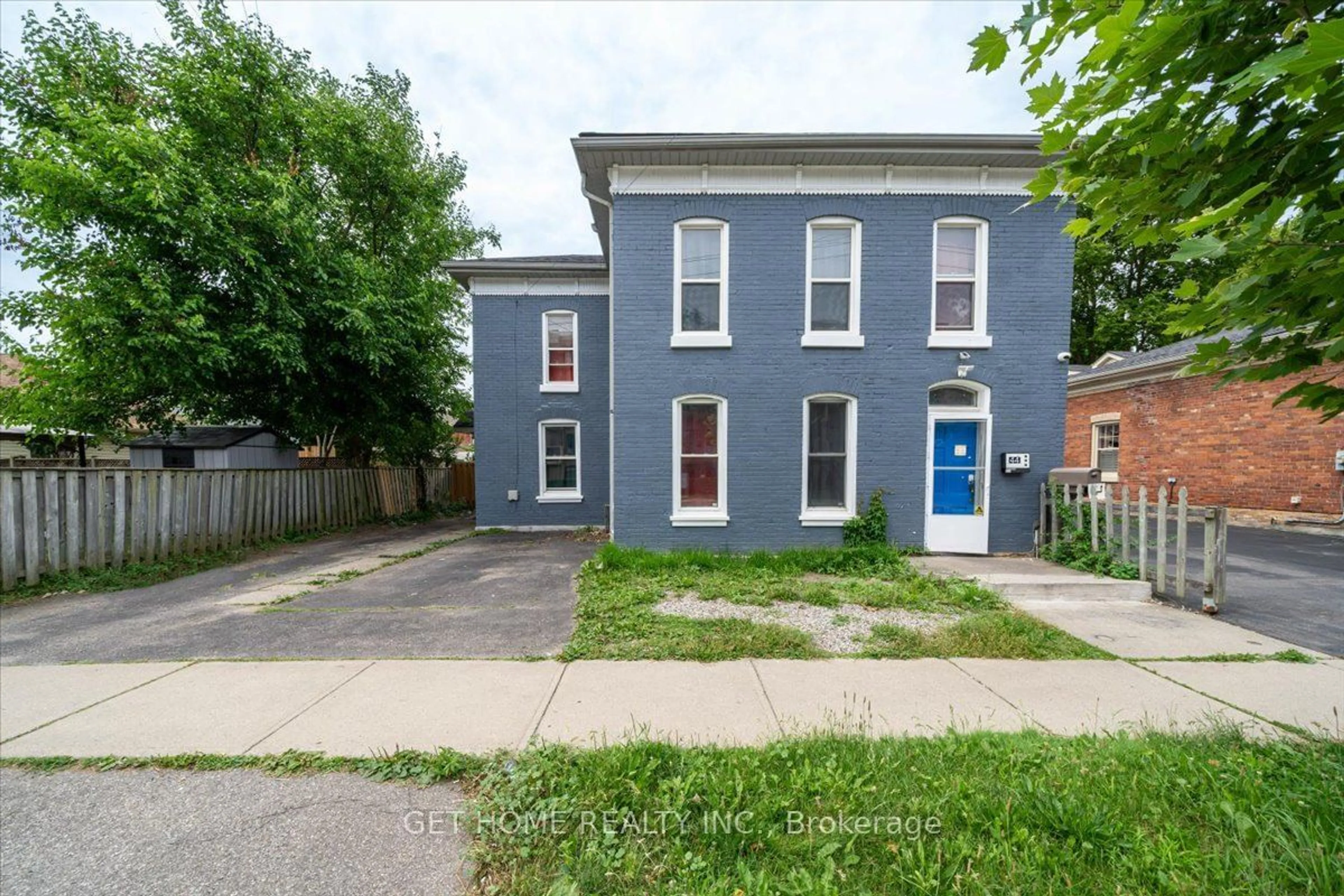 A pic from exterior of the house or condo, the street view for 44 Albion St, Brantford Ontario N3T 3M3