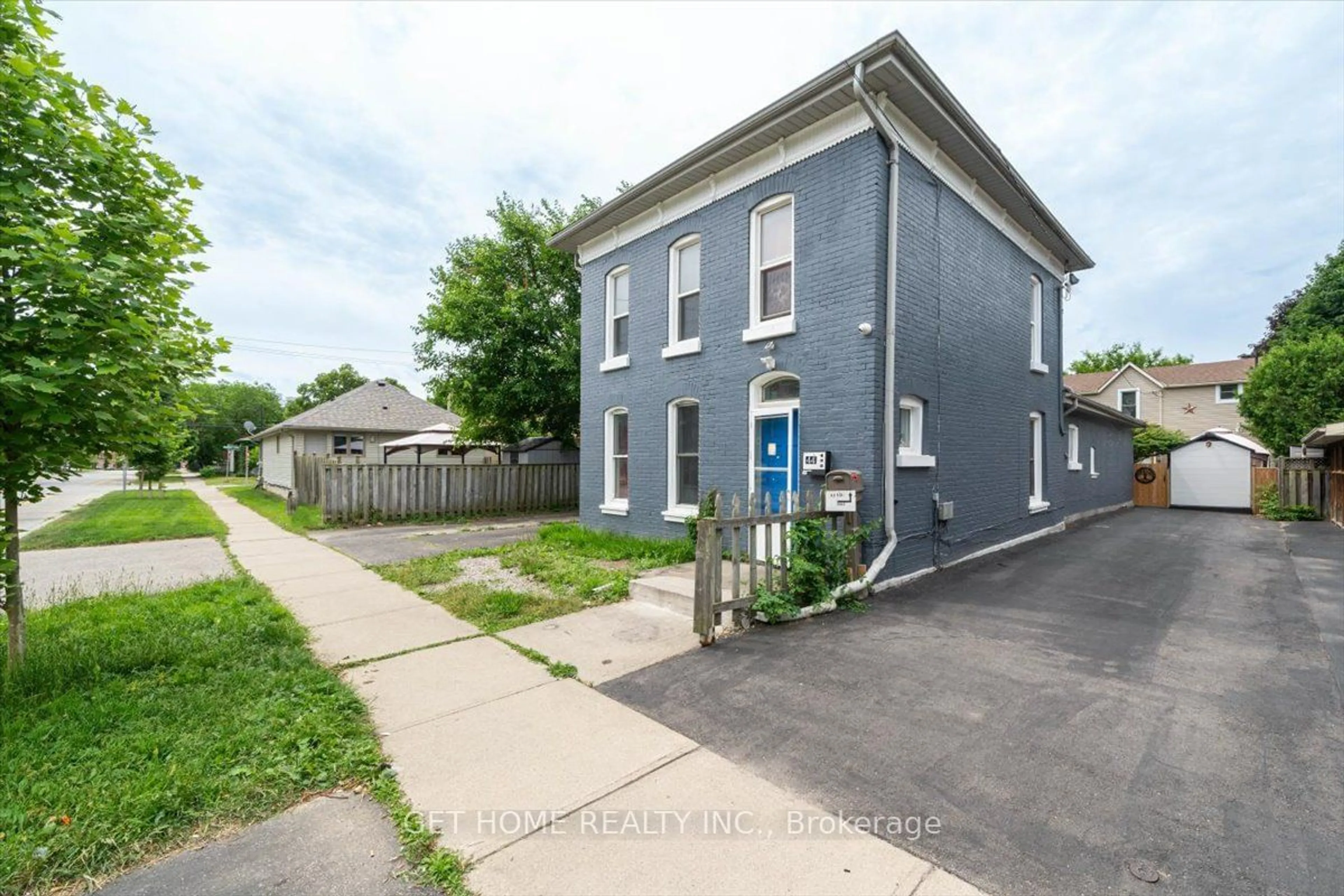 A pic from exterior of the house or condo, the street view for 44 Albion St, Brantford Ontario N3T 3M3