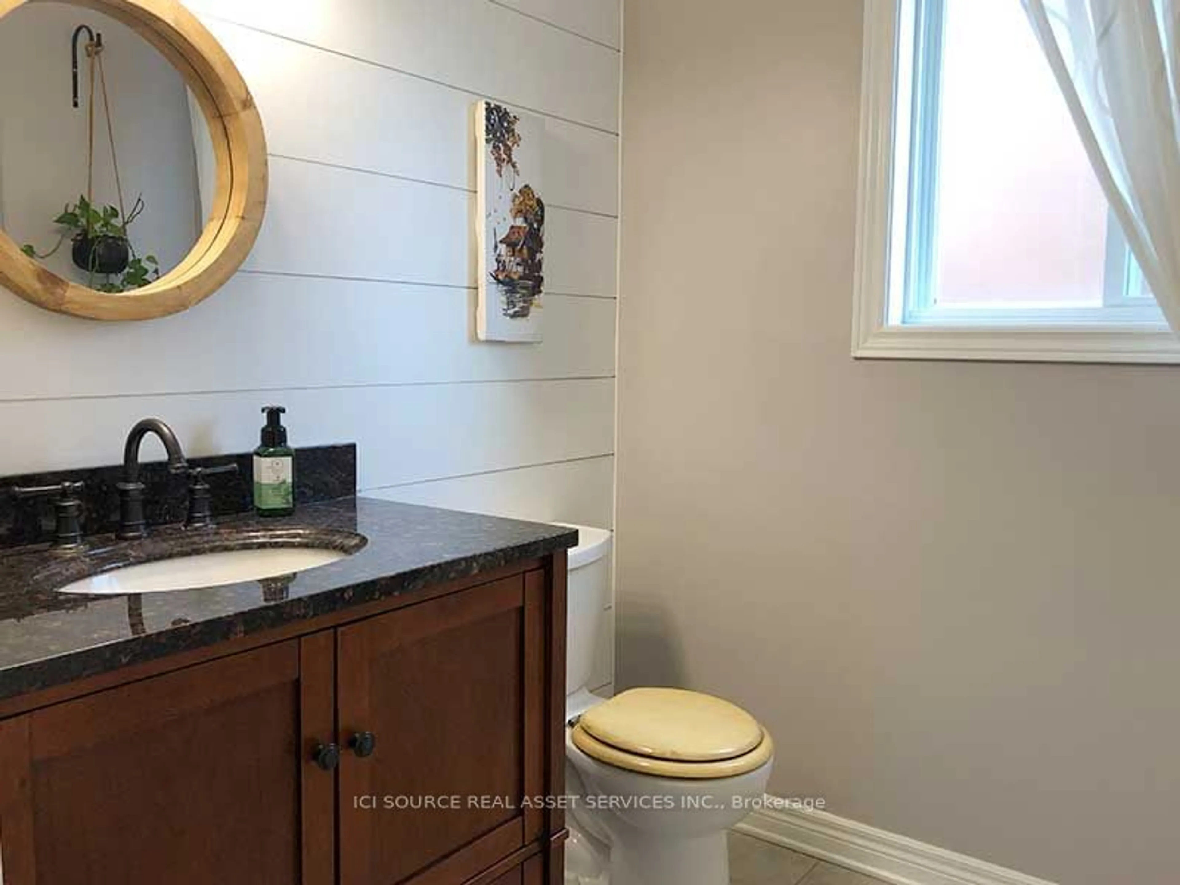 Standard bathroom, wood floors for 98 Summers Dr, Thorold Ontario L2V 5B1