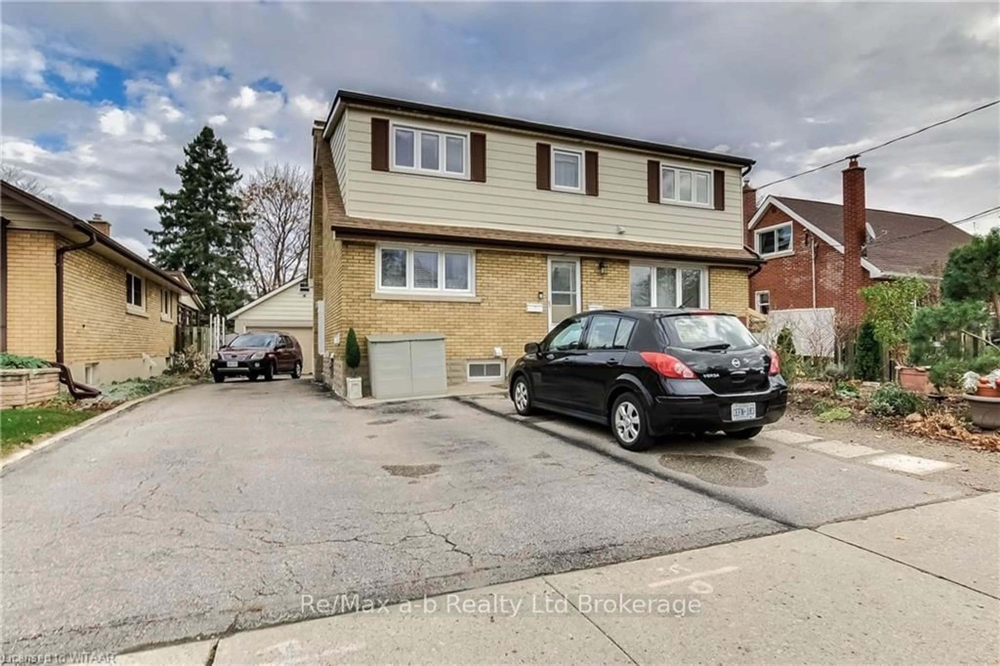 A pic from exterior of the house or condo, the street view for 476 Prospect Ave, Kitchener Ontario N2A 1E1