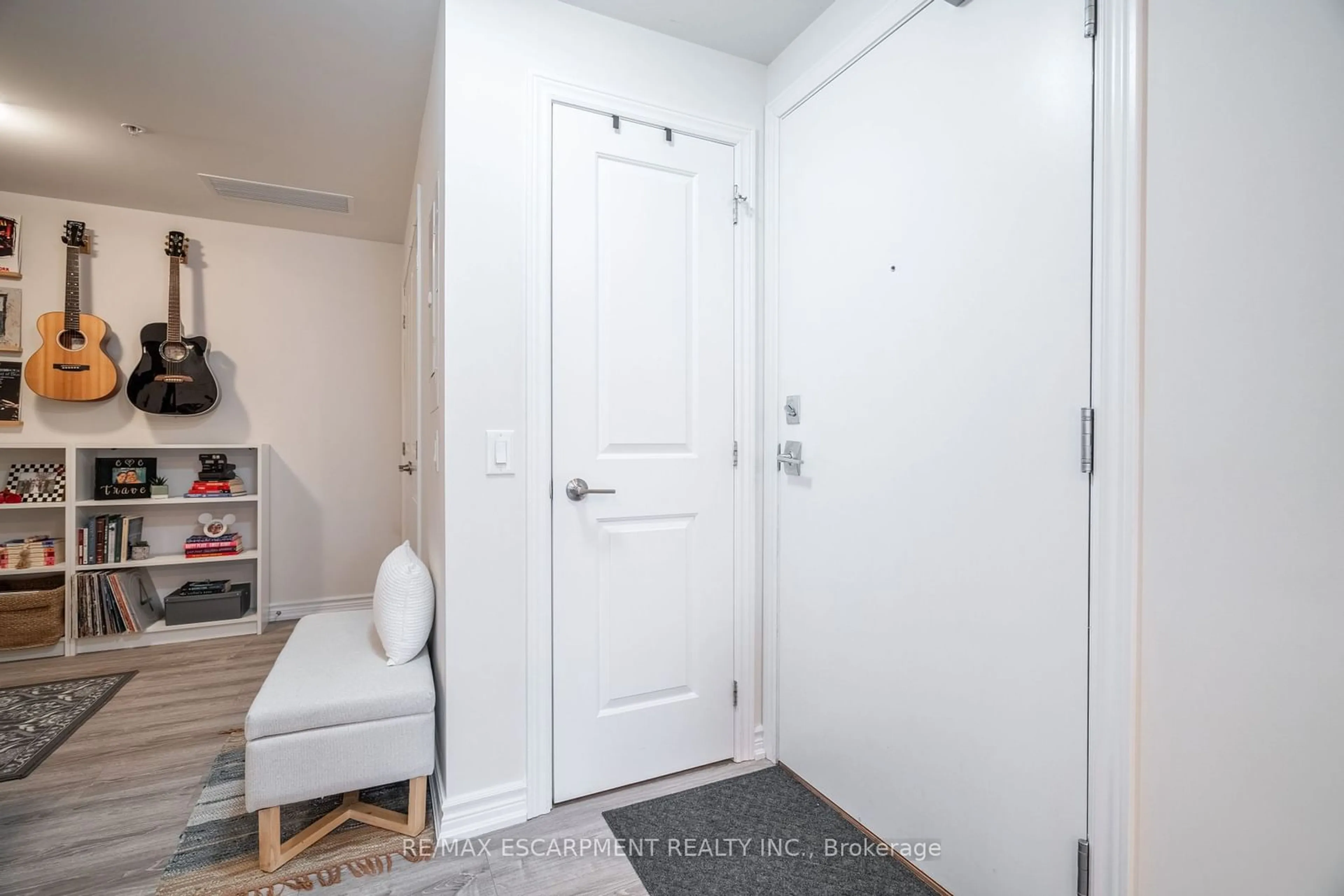 Indoor entryway, not visible floor for 40 Esplanade Lane #208, Grimsby Ontario L3M 0G9