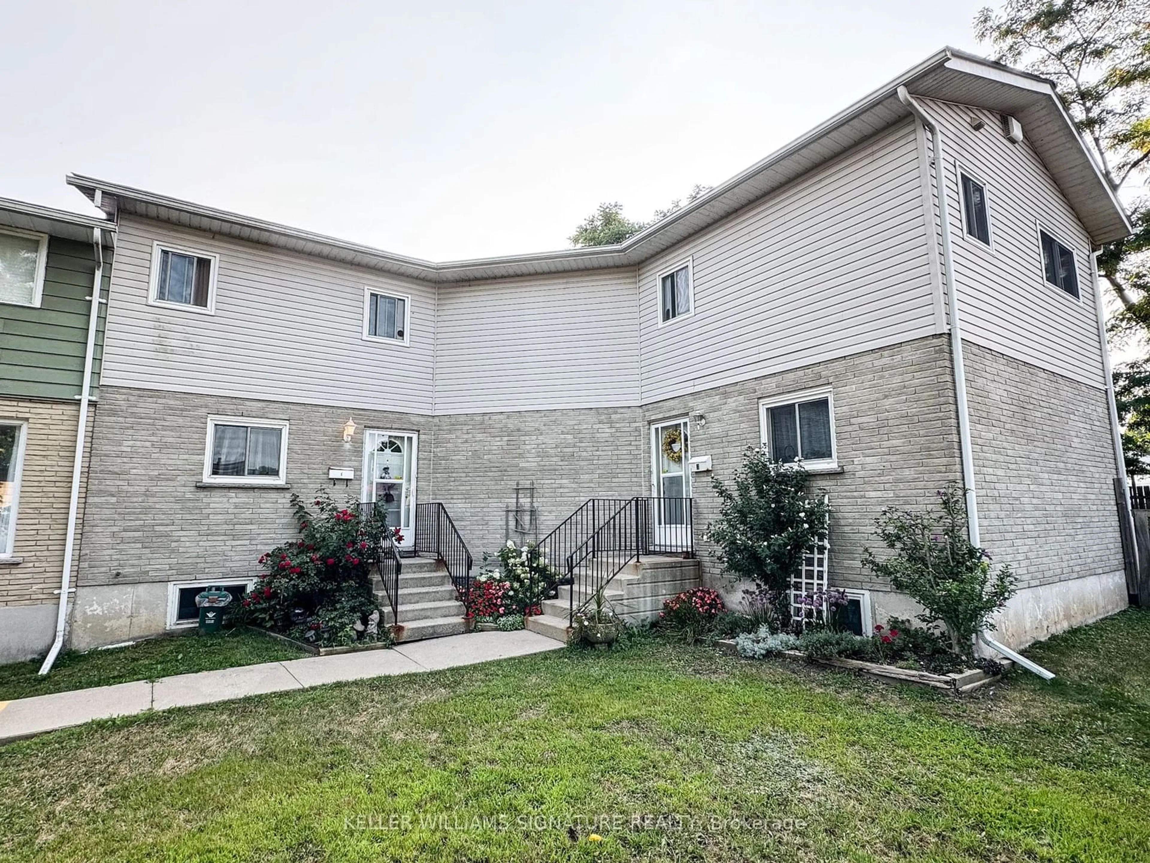 A pic from exterior of the house or condo, the front or back of building for 120 Beverly St, Cambridge Ontario N1R 3Z7