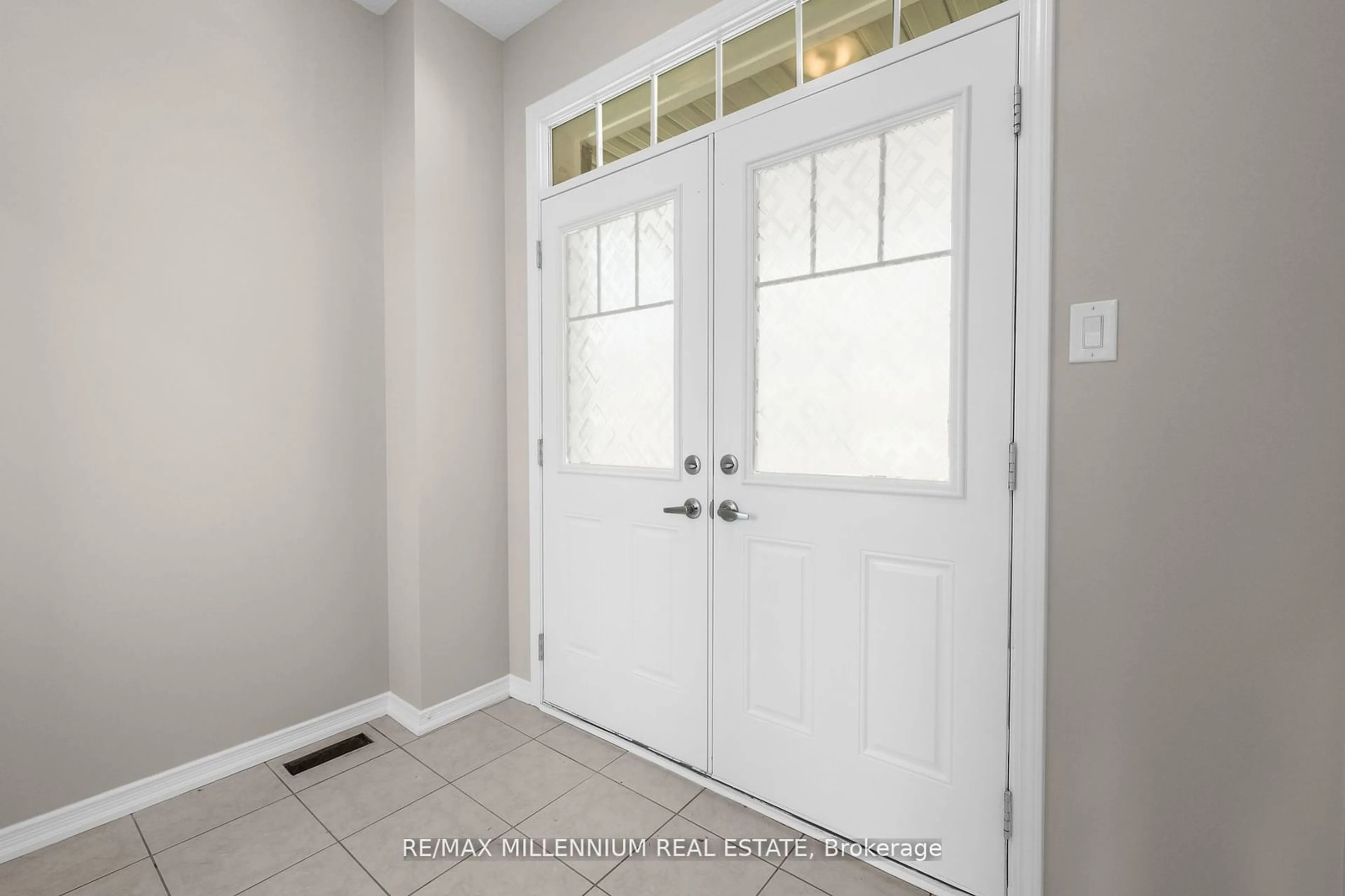 Indoor entryway, wood floors for 8620 Pawpaw Lane, Niagara Falls Ontario L2H 3S1