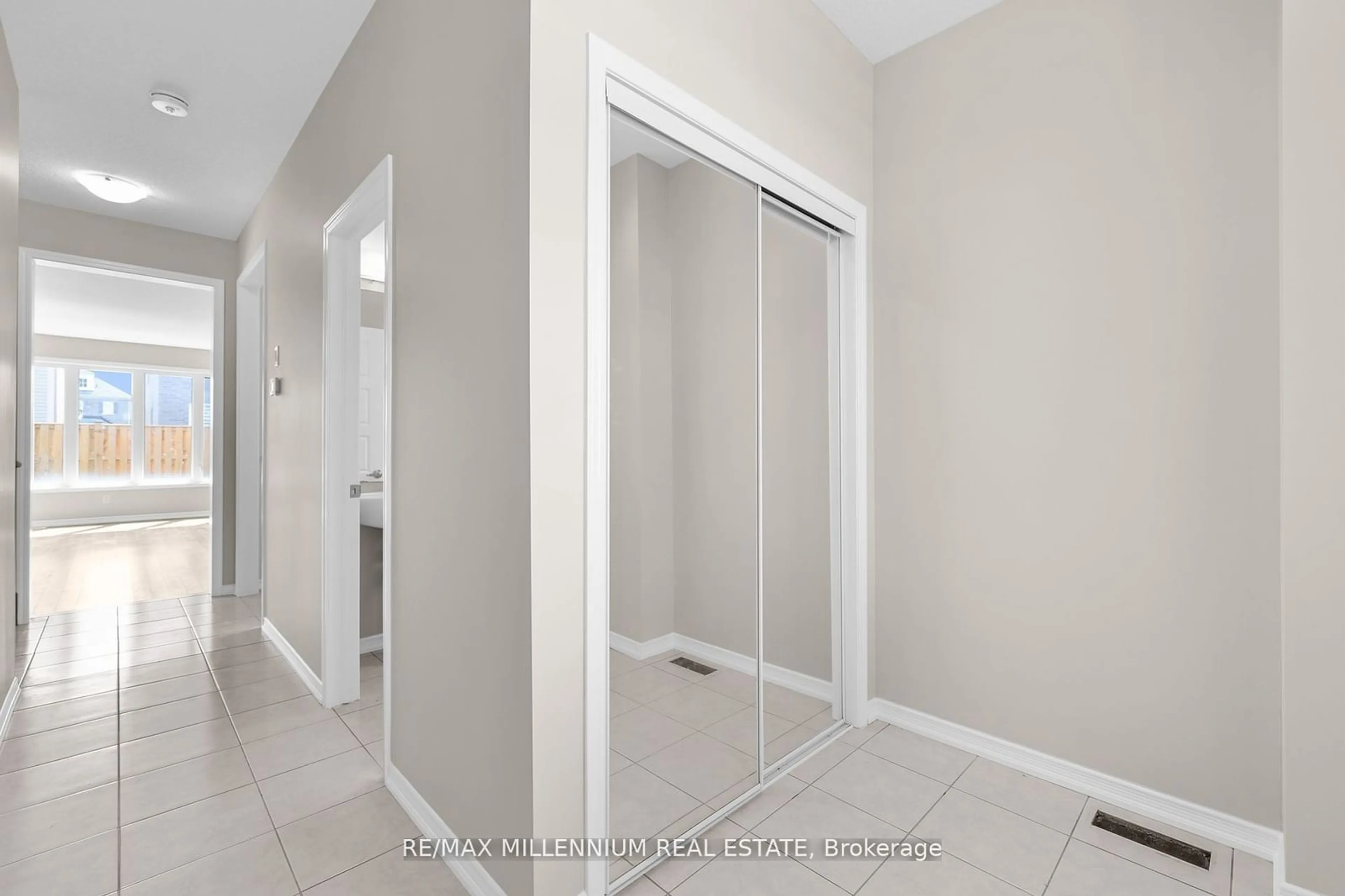 Indoor entryway, not visible floor for 8620 Pawpaw Lane, Niagara Falls Ontario L2H 3S1