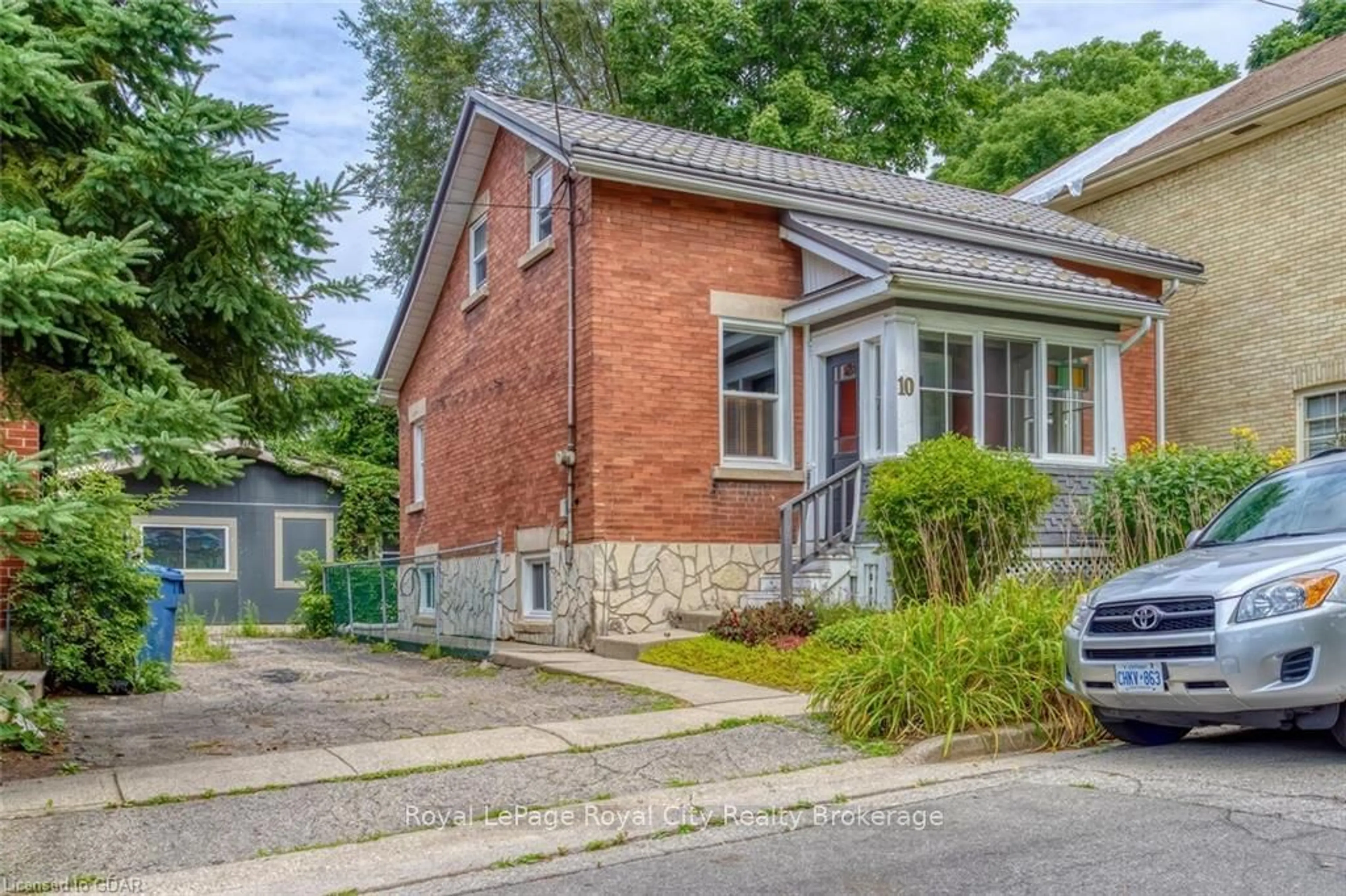 A pic from exterior of the house or condo, the street view for 10 PEARL St, Guelph Ontario N1E 2E3