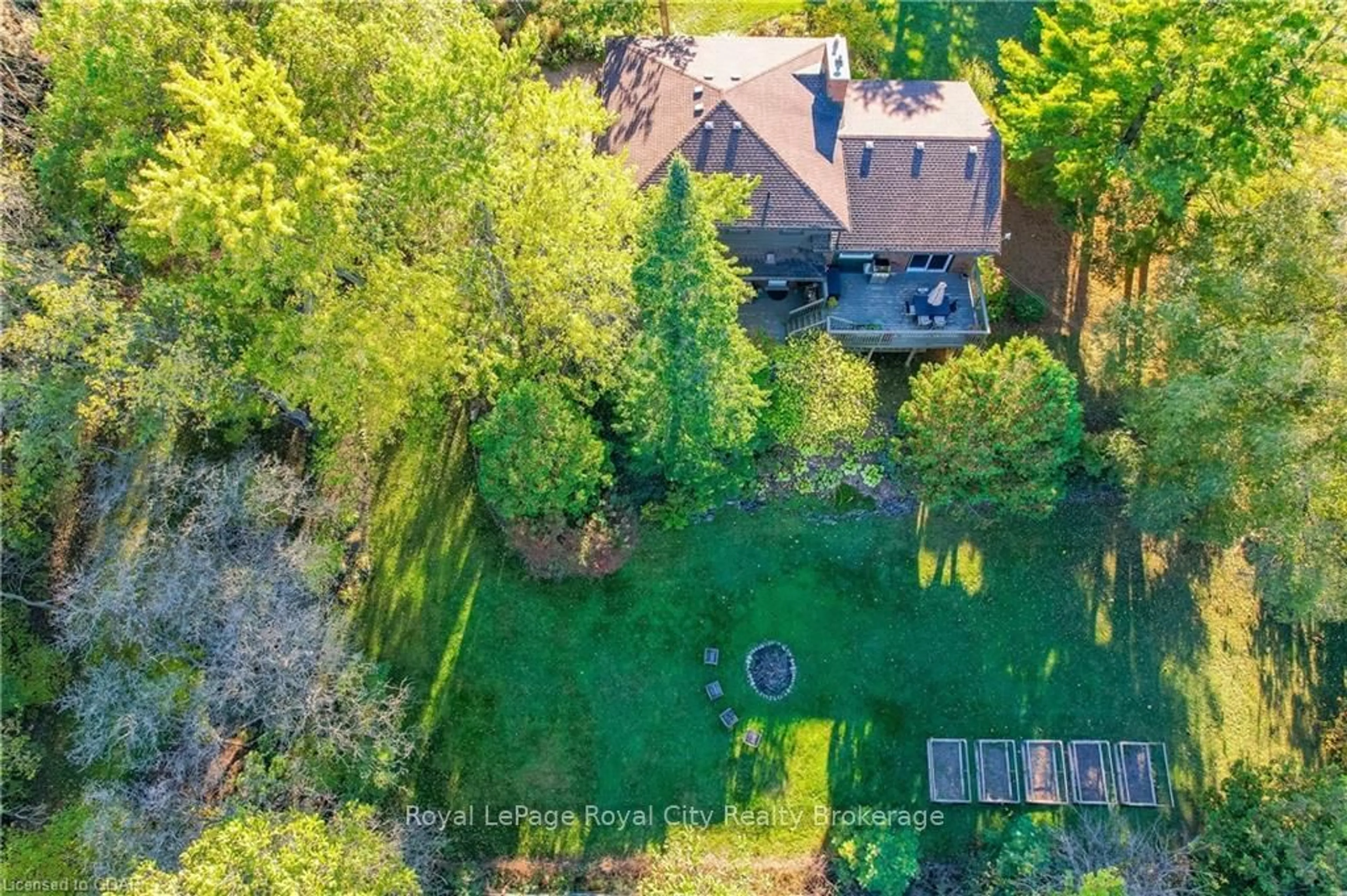 Frontside or backside of a home, the fenced backyard for 940 WATSON Rd, Puslinch Ontario N0B 2J0