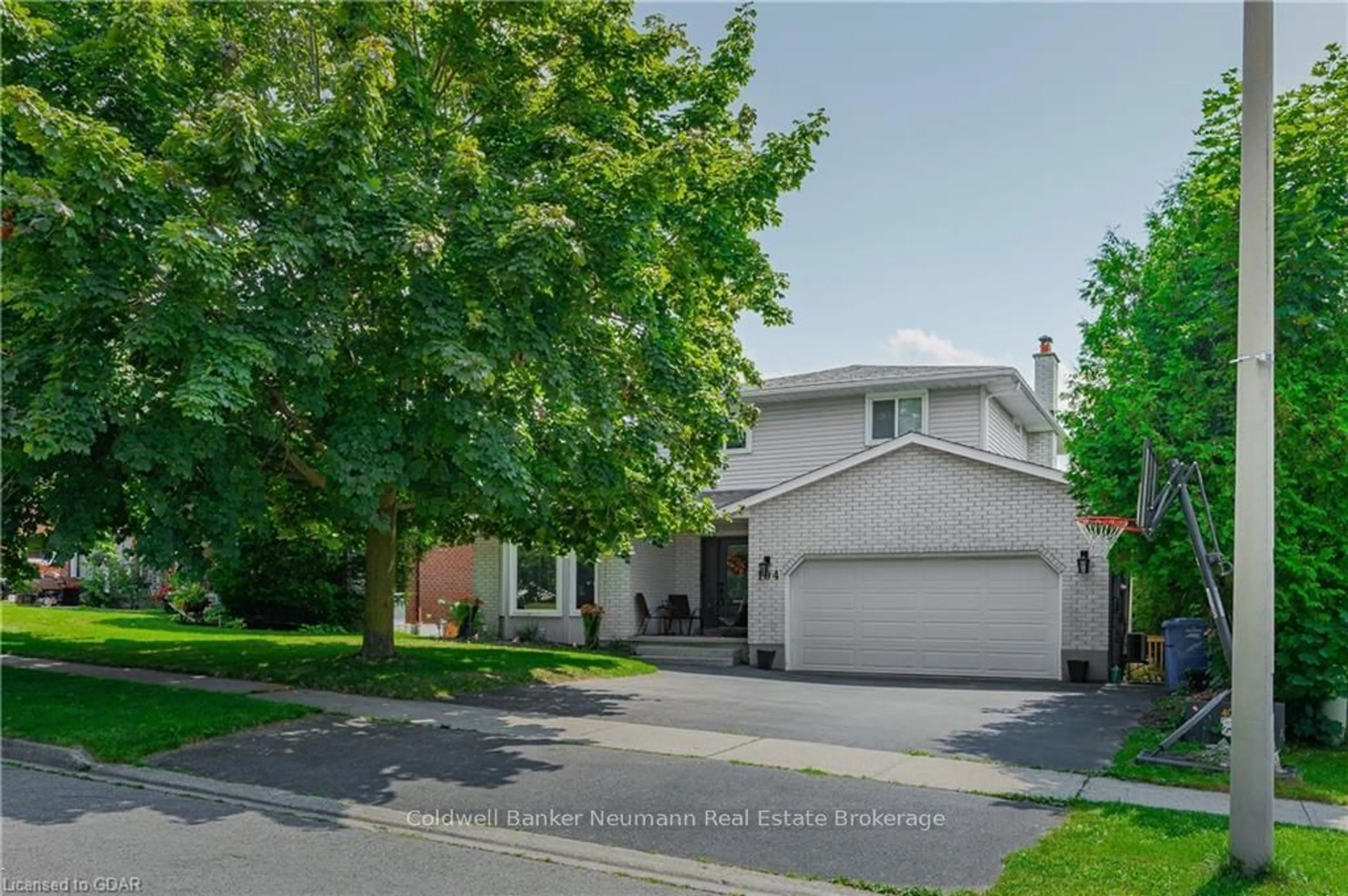 Frontside or backside of a home, the street view for 104 PINNACLE Cres, Guelph Ontario N1K 1P5