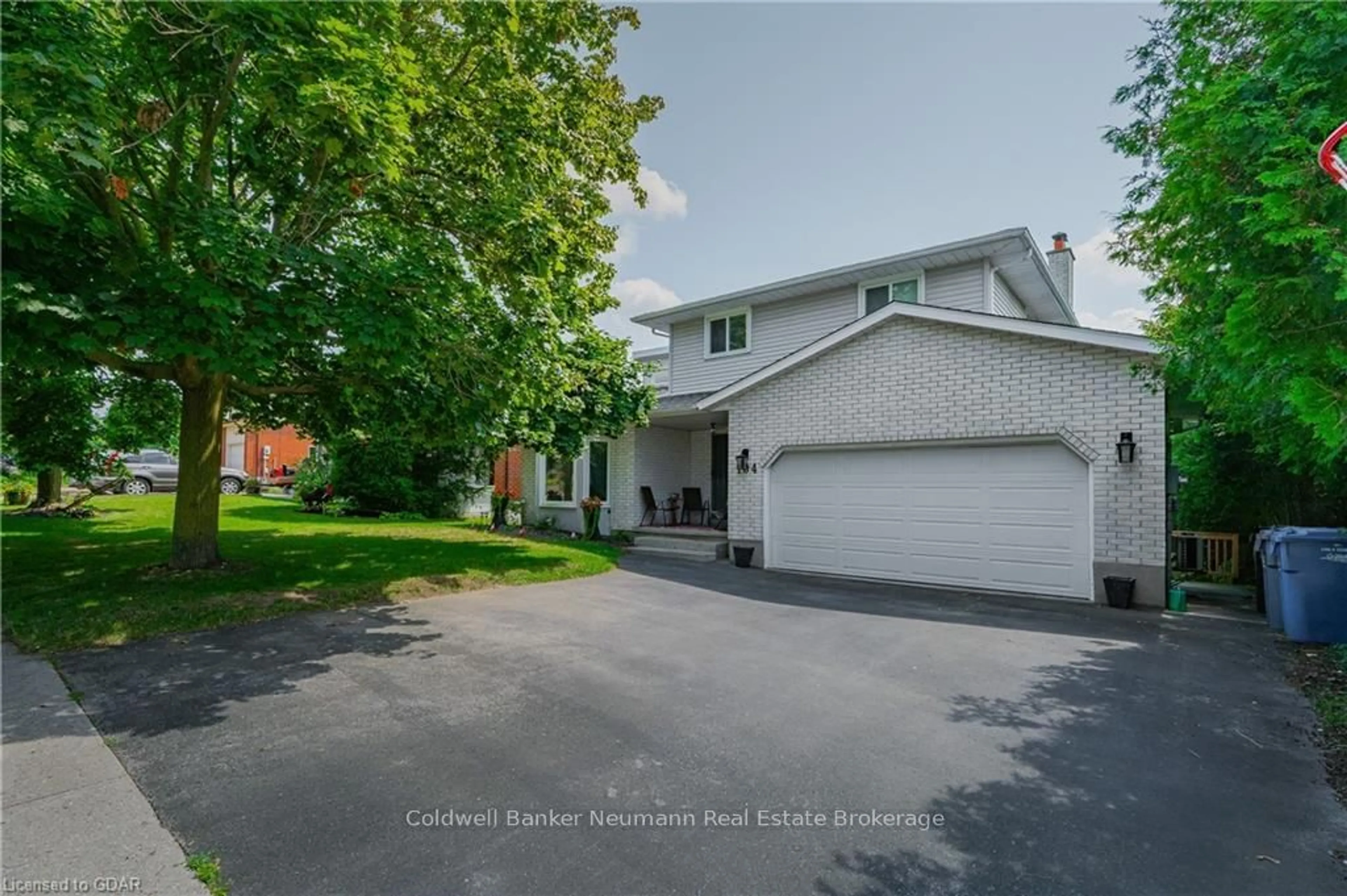 Frontside or backside of a home, the street view for 104 PINNACLE Cres, Guelph Ontario N1K 1P5