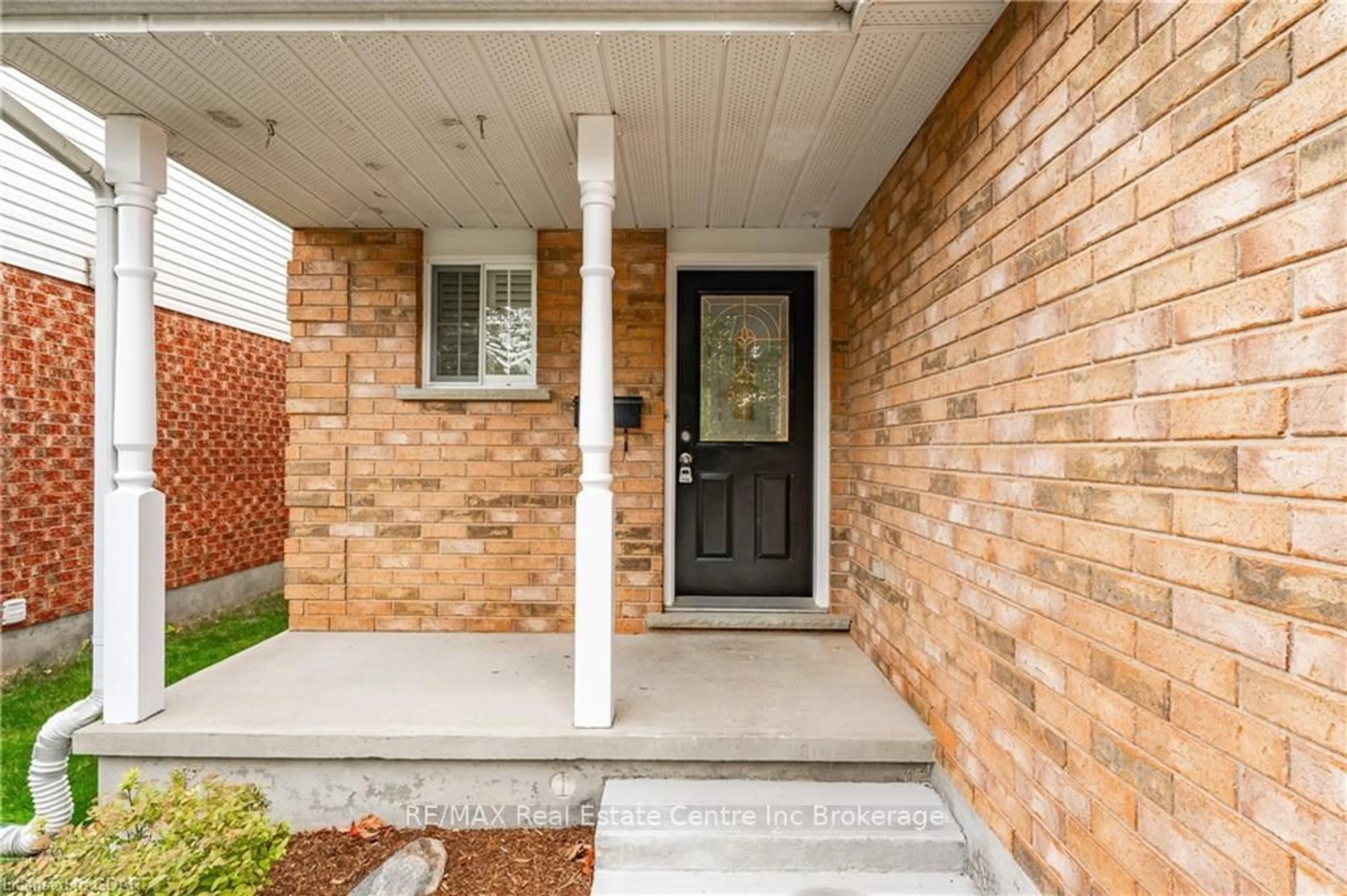 Home with brick exterior material for 34 BUSHMILLS CRES Cres, Guelph Ontario N1K 1T7