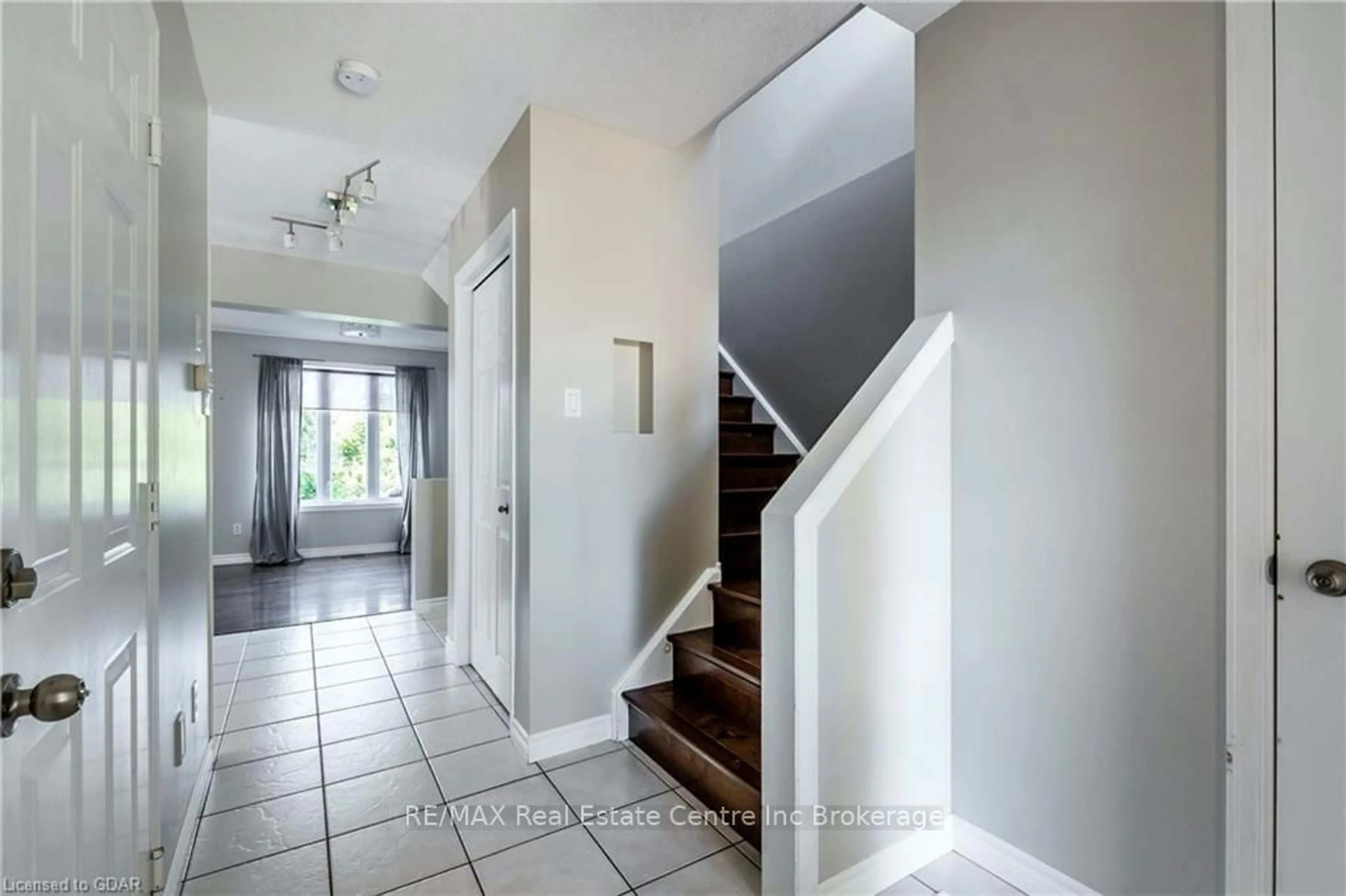 Indoor entryway, wood floors for 39 MOFFATT Lane, Guelph Ontario N1G 5E8