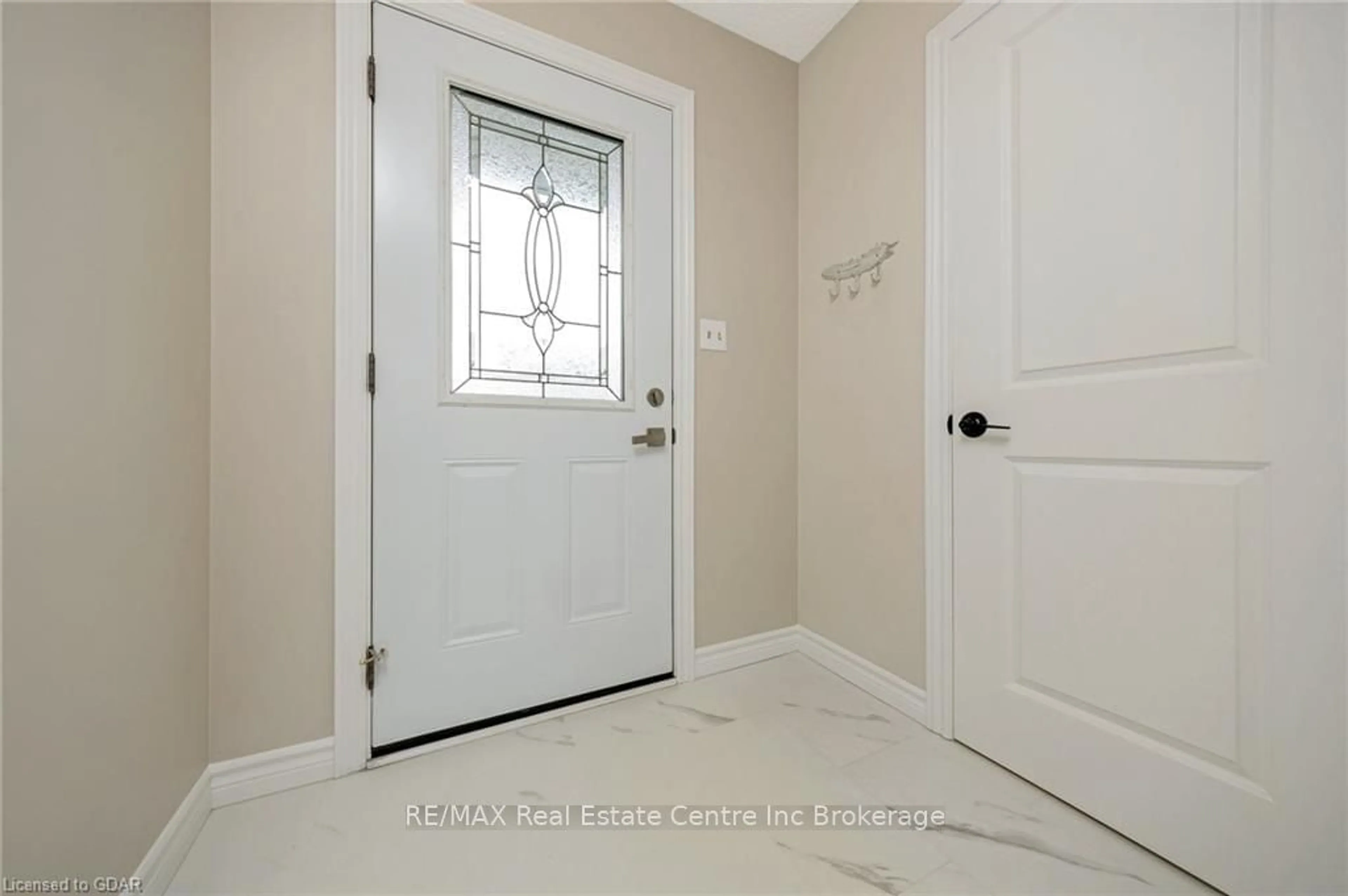 Indoor entryway, wood floors for 125 SEKURA Cres #36, Cambridge Ontario N1R 8B4