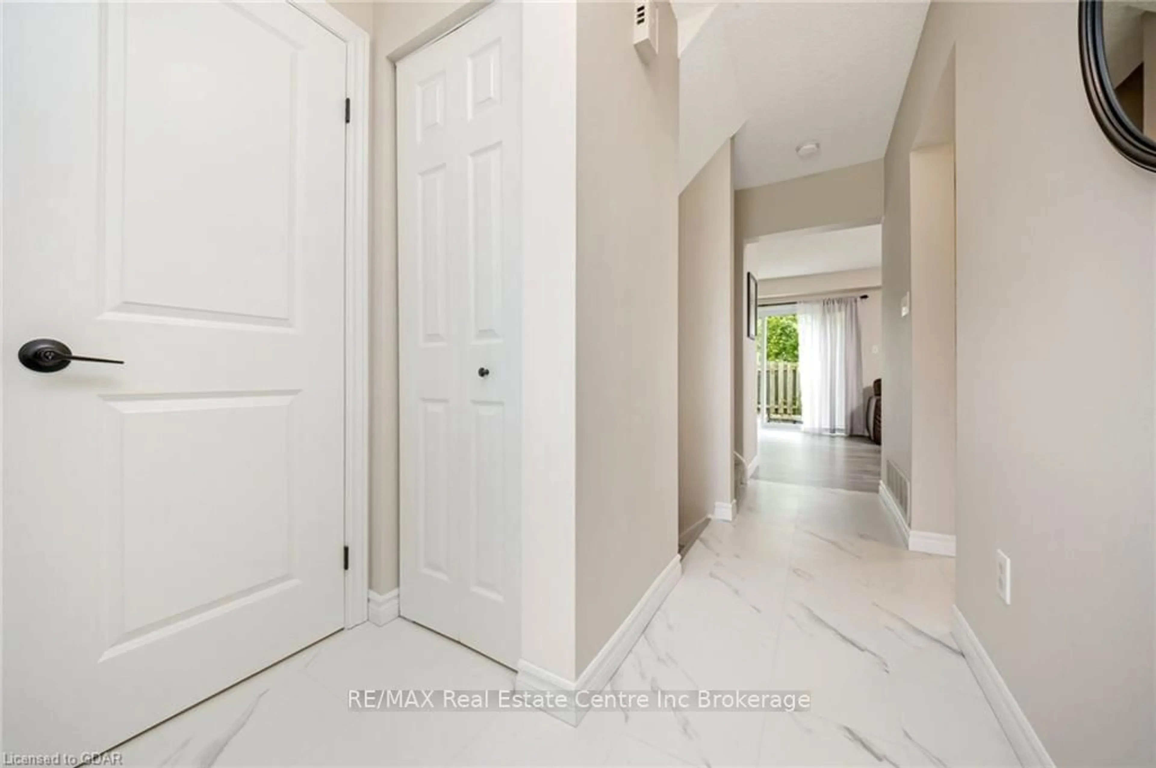 Indoor entryway, ceramic floors for 125 SEKURA Cres #36, Cambridge Ontario N1R 8B4