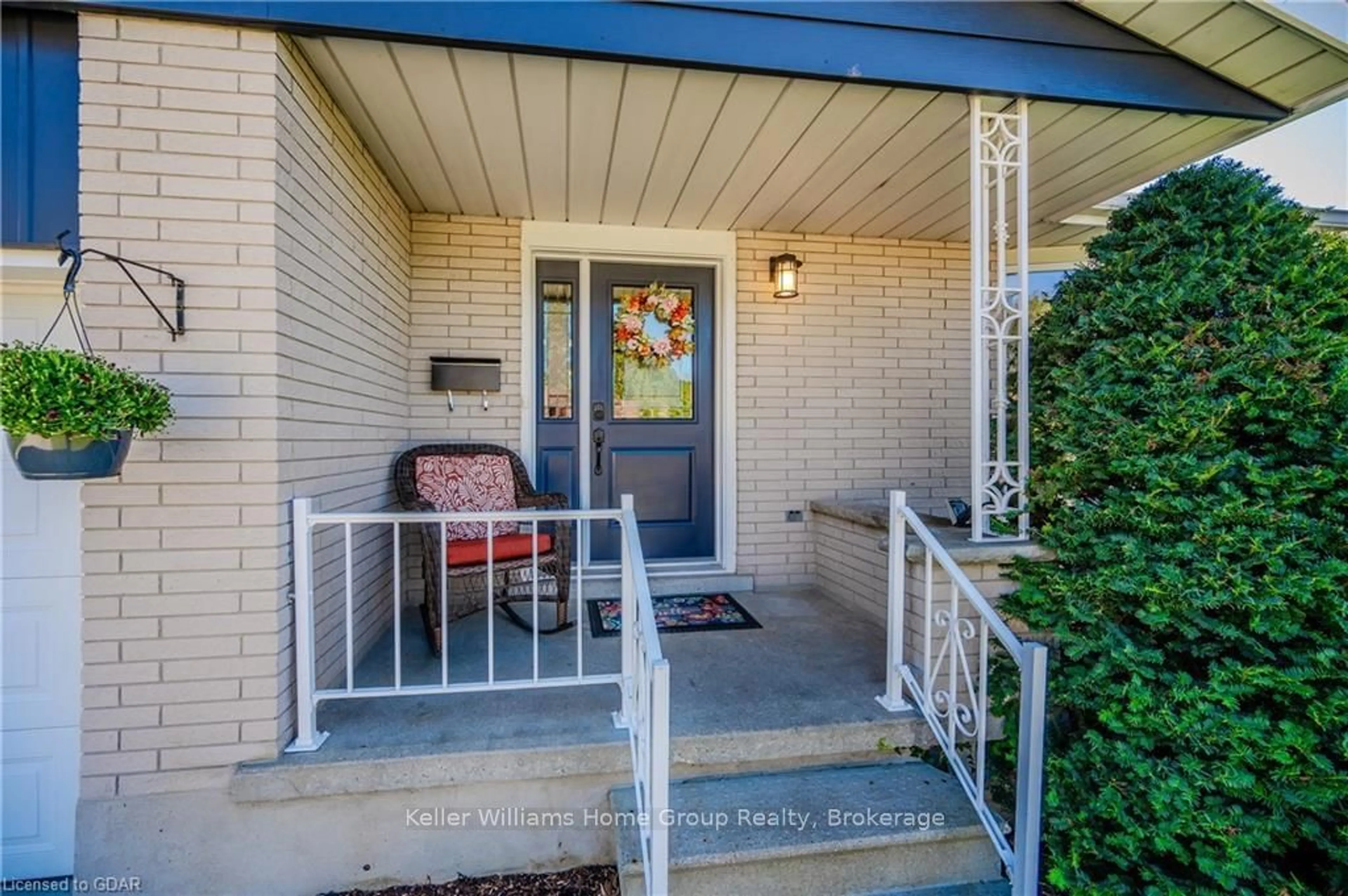 Indoor entryway for 49 STRATHCONA Cres, Kitchener Ontario N2B 2W8