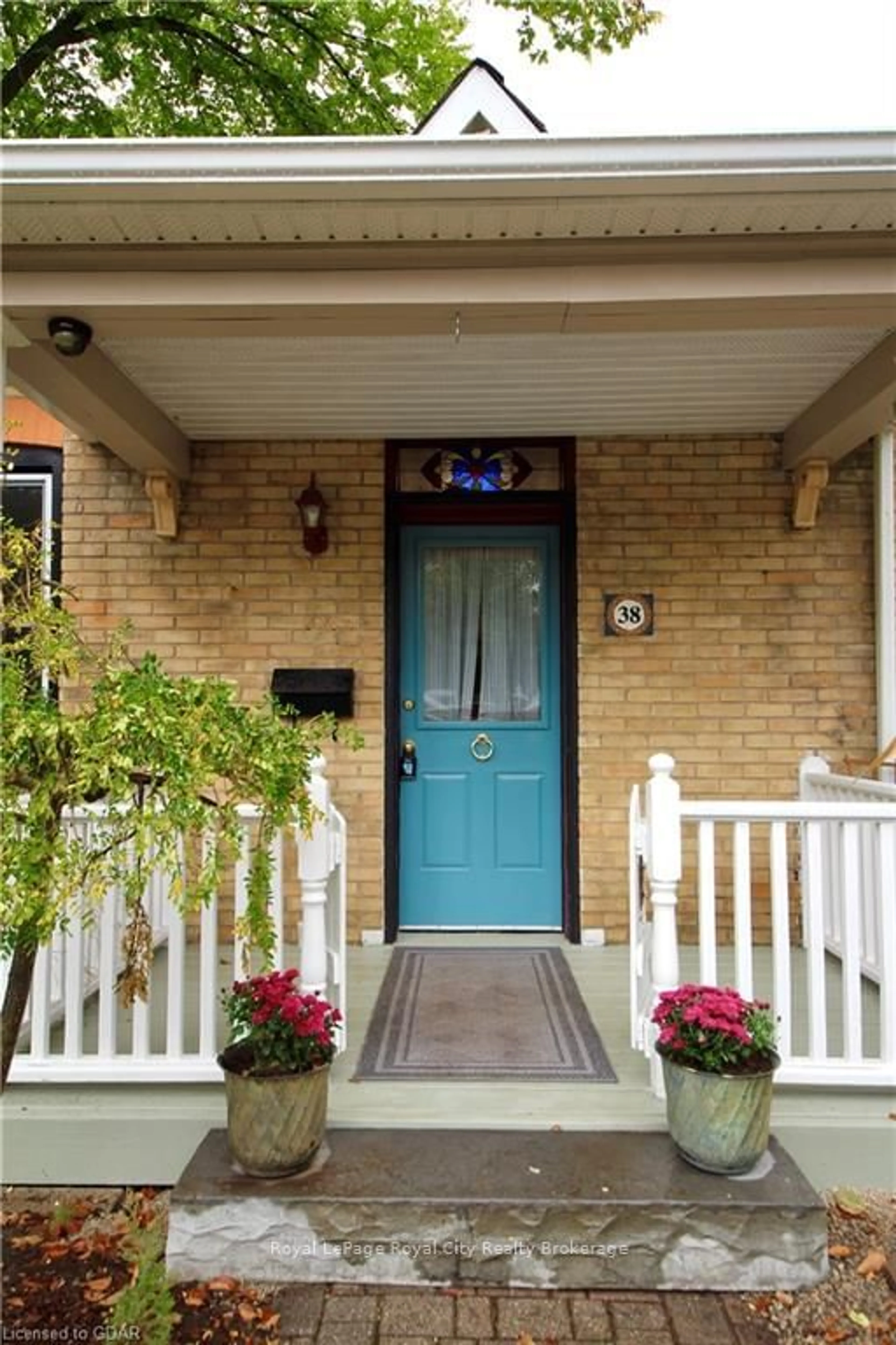 Indoor entryway for 38 ONTARIO St, Guelph Ontario N1E 3B1