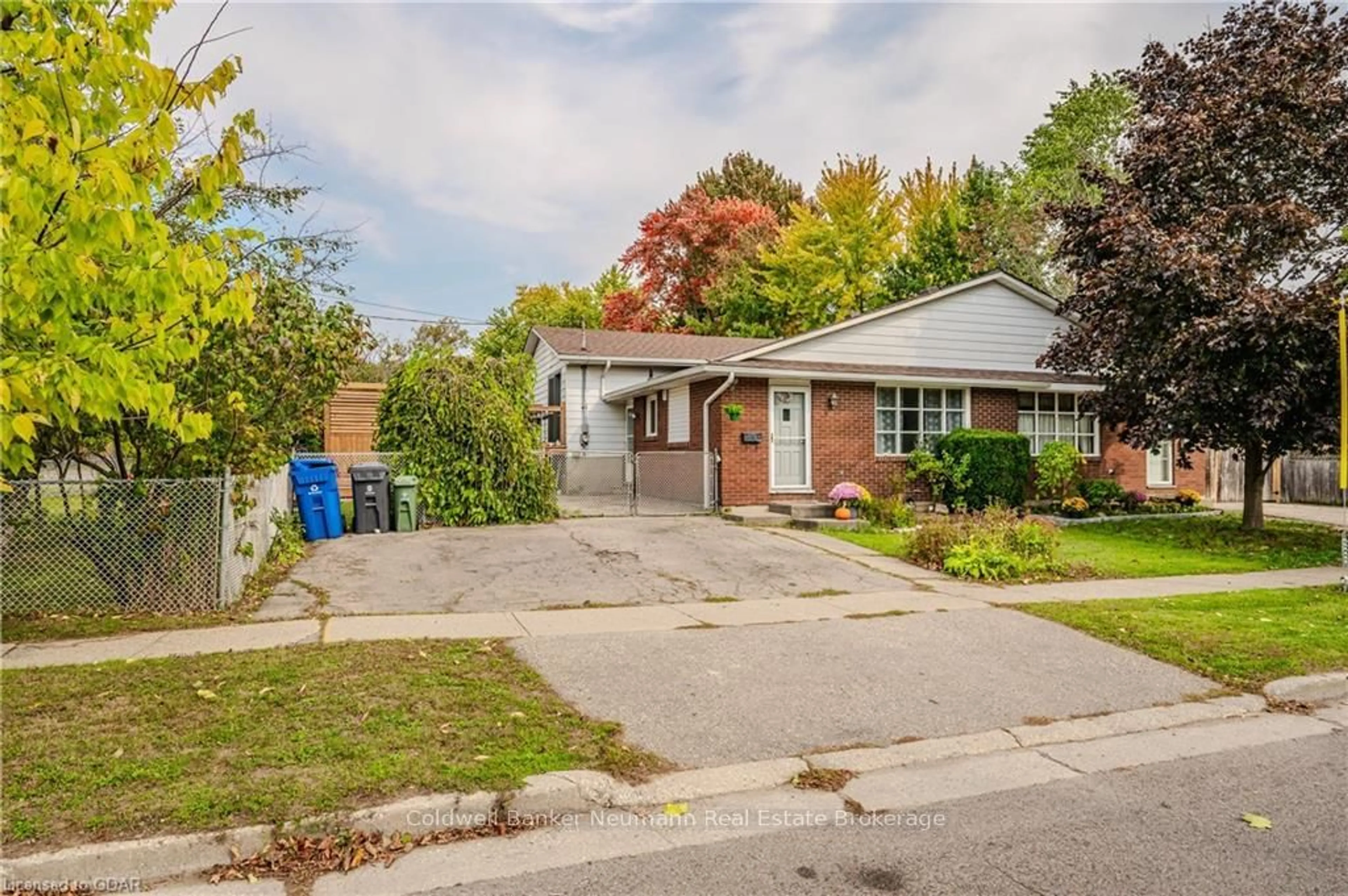 Frontside or backside of a home, the street view for 39 INVERNESS Dr, Guelph Ontario N1E 3M1