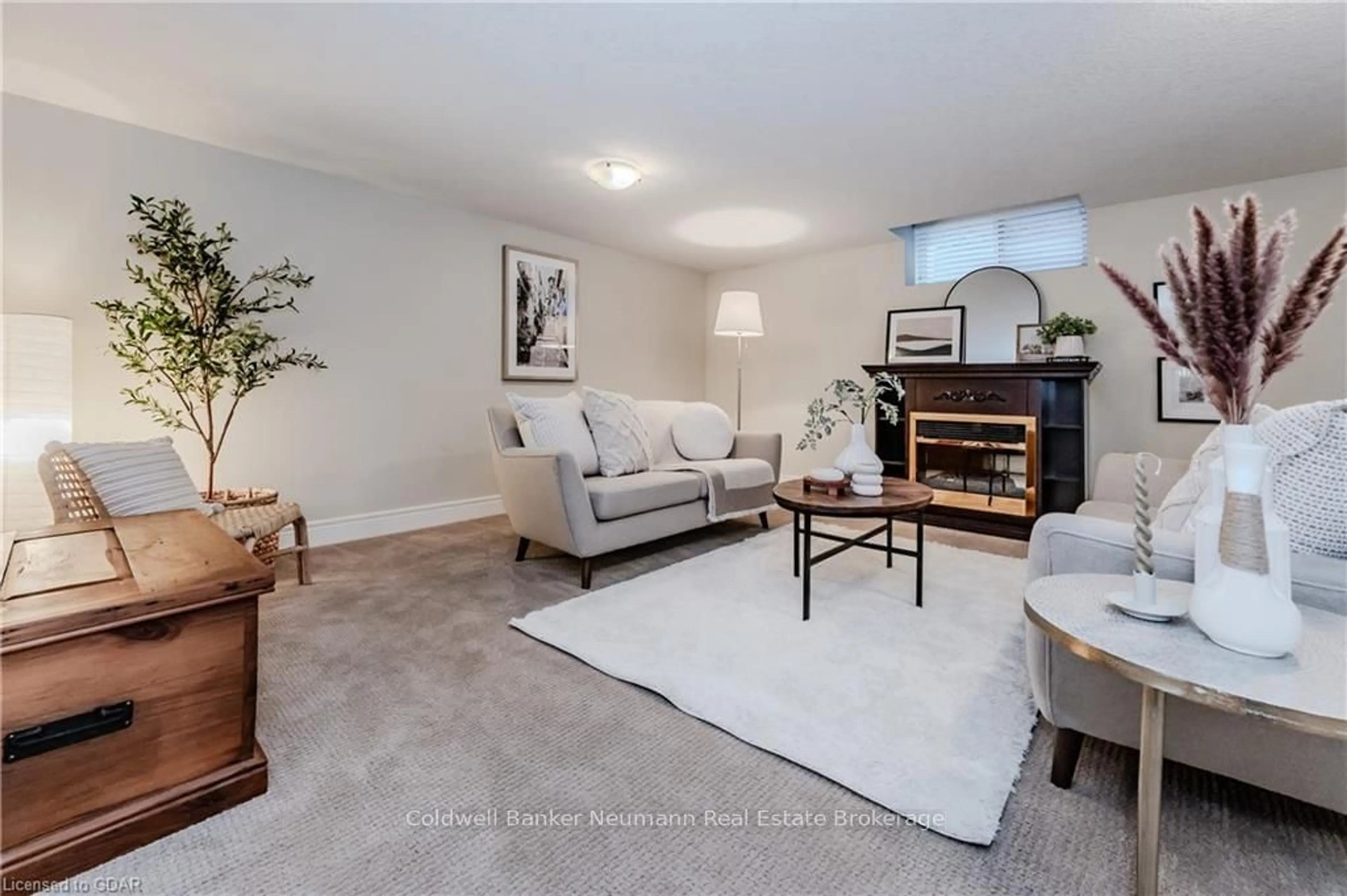 Living room, carpet floors for 255 SUMMERFIELD Dr #18, Guelph Ontario N1L 0E1