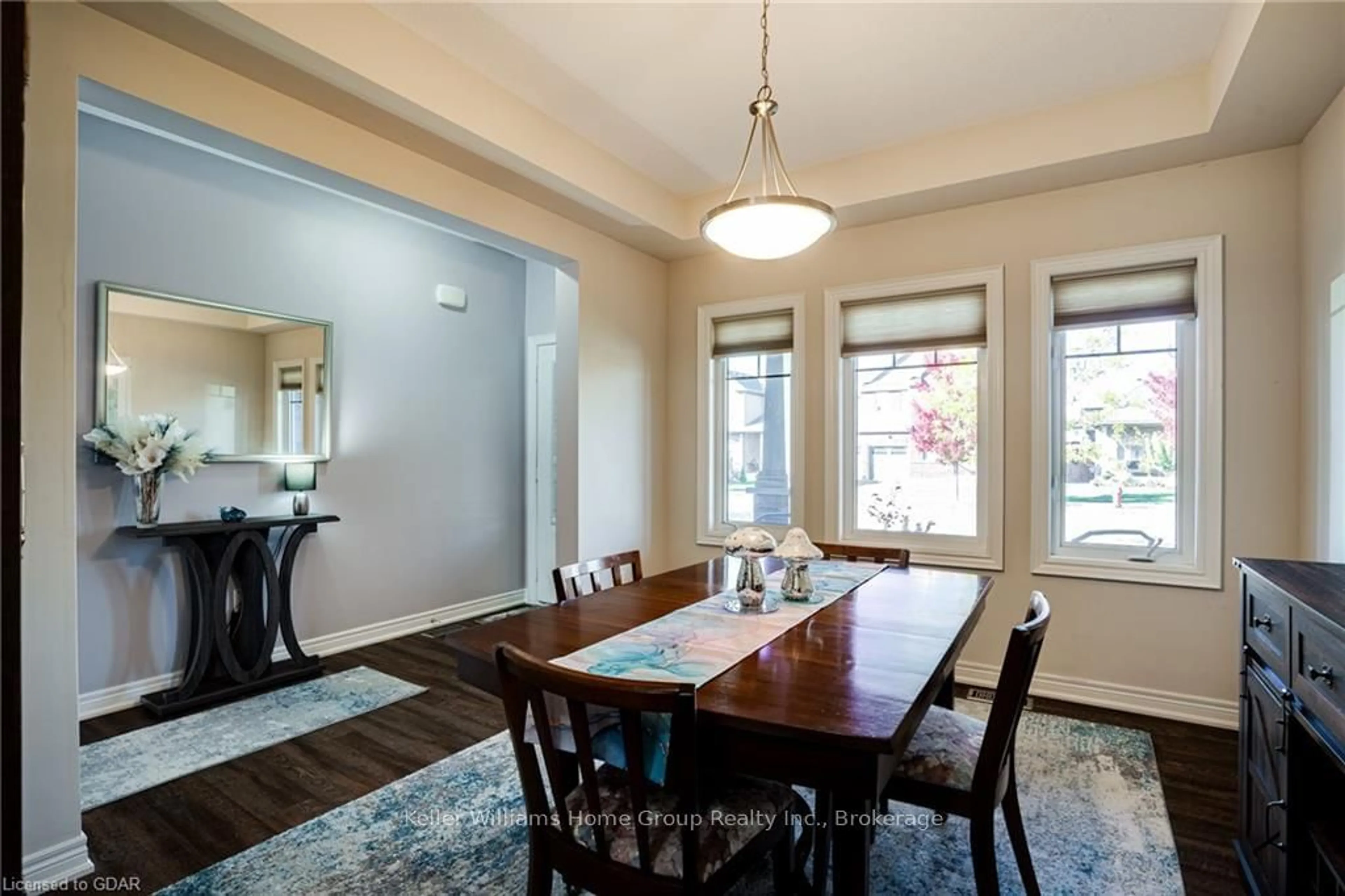 Dining room, wood floors for 68 ROSELAWN Cres, Welland Ontario L3C 0C3