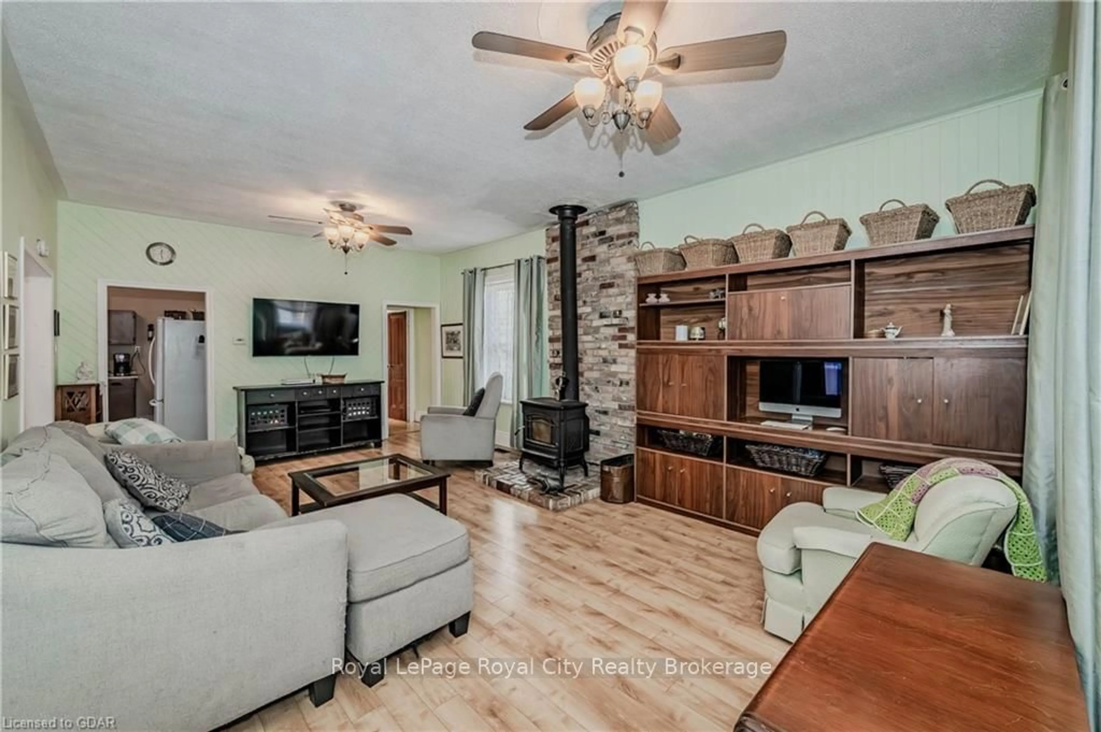 Living room, wood floors for 435 YORK Rd, Guelph Ontario N1E 3H6