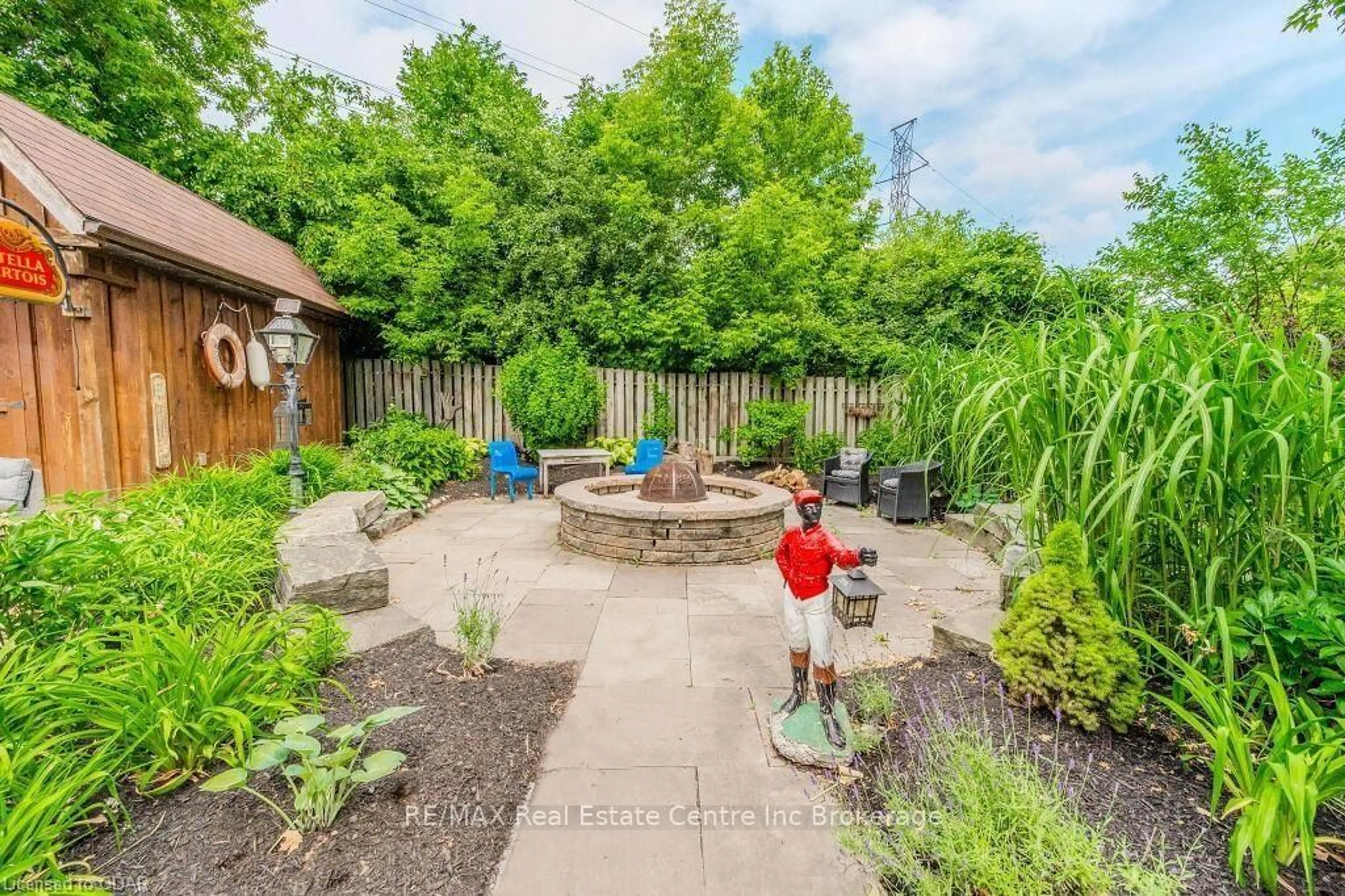 Patio, the fenced backyard for 57 TUSCANY Crt, Cambridge Ontario N1R 7K4