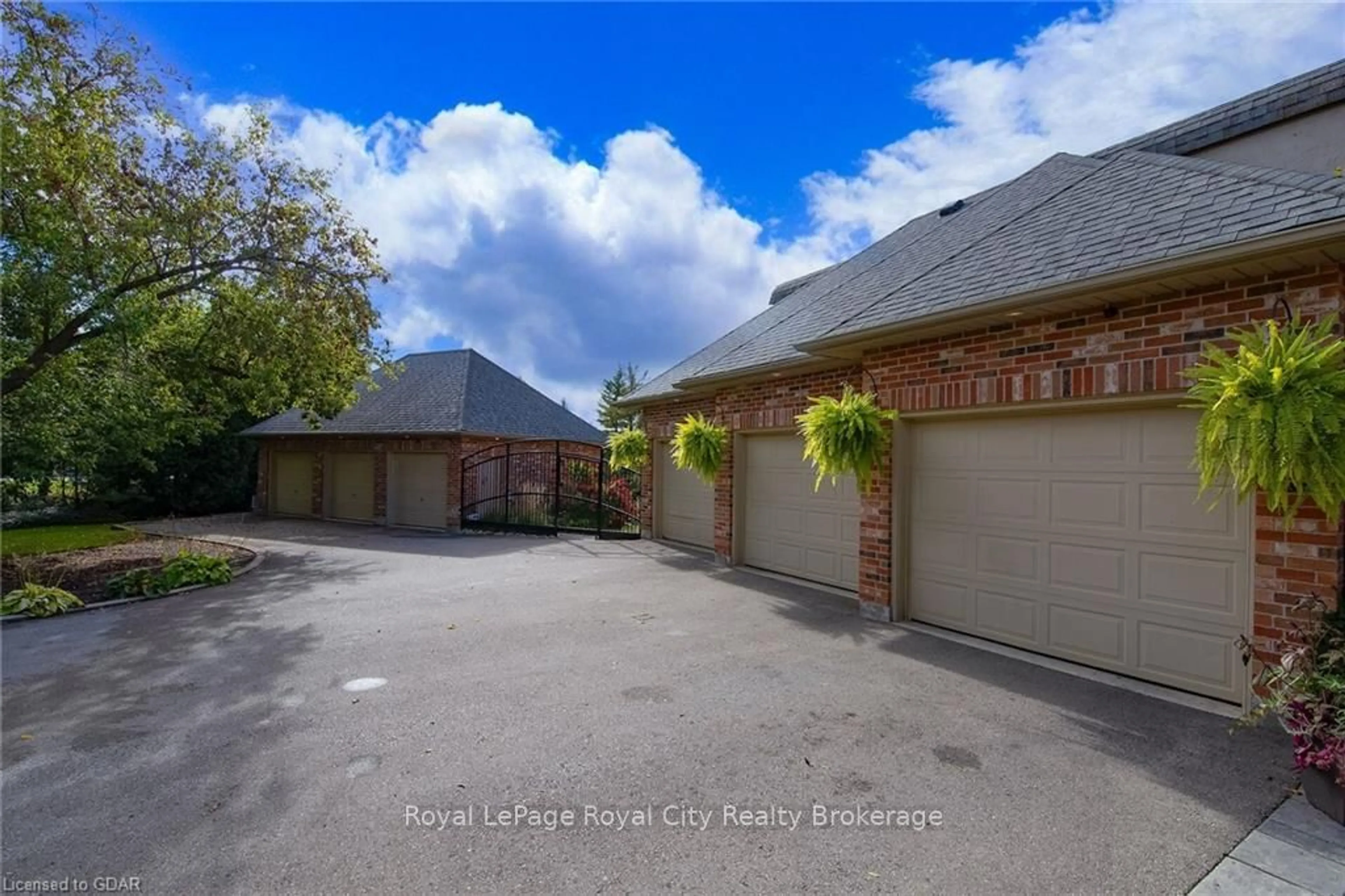 Indoor garage, cement floor for 7 FOX RUN Dr, Puslinch Ontario N0B 2J0