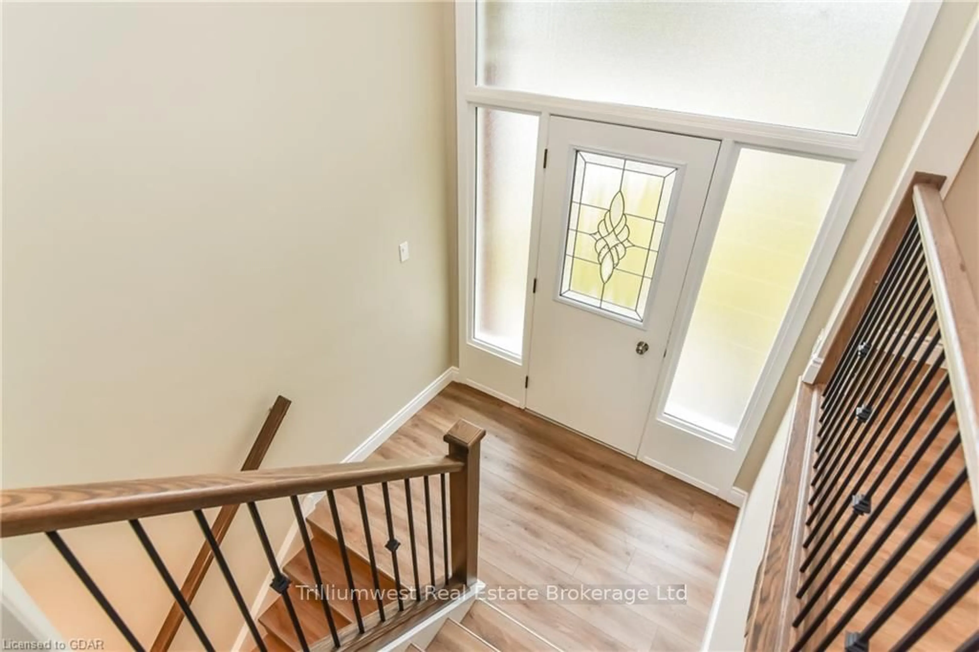 Indoor entryway, wood floors for 25 NICKLIN Cres, Guelph Ontario N1H 5E8