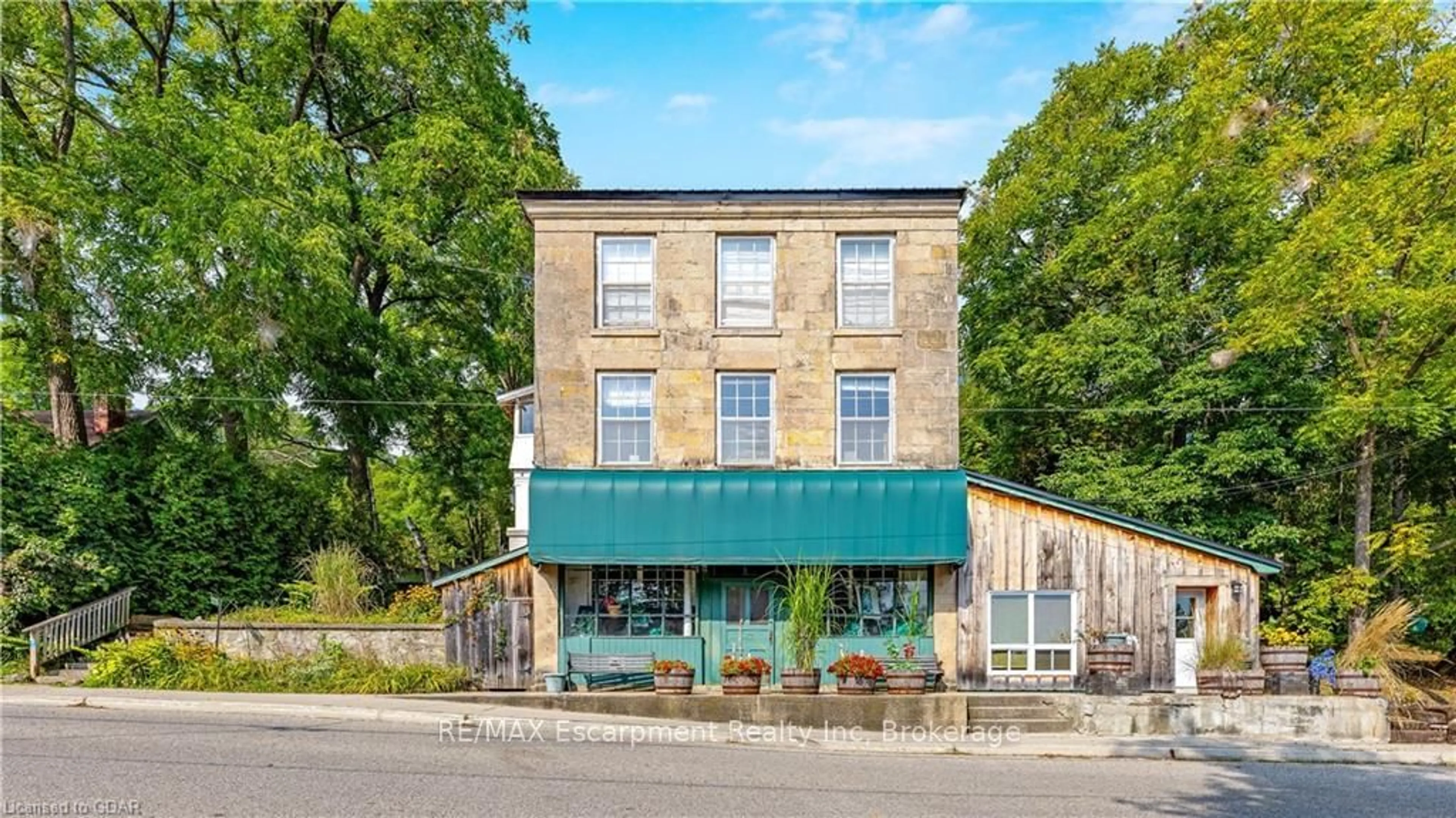 A pic from exterior of the house or condo, the front or back of building for 216 BARDEN St, Guelph/Eramosa Ontario N0B 1P0