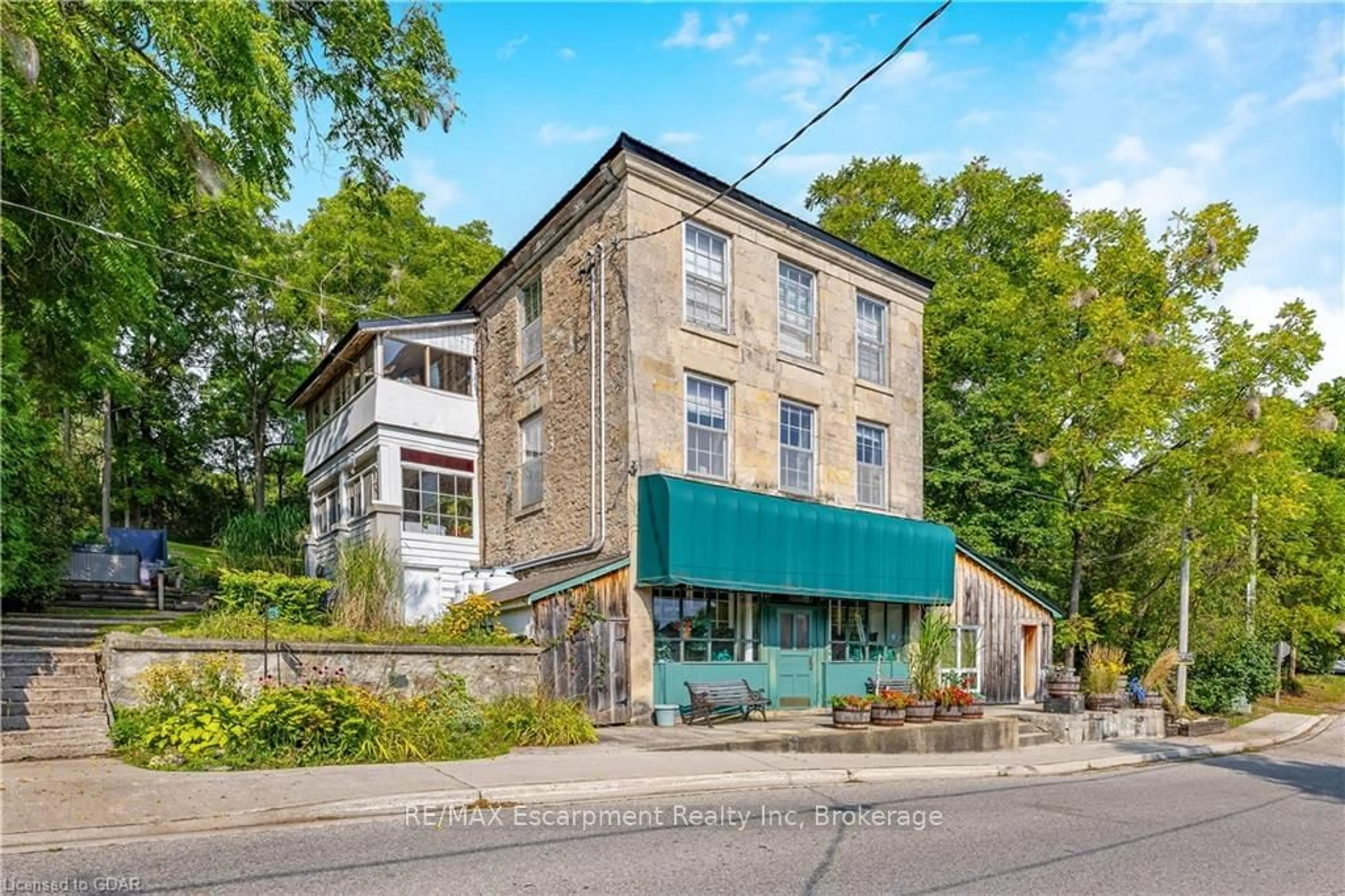 A pic from exterior of the house or condo, the front or back of building for 216 BARDEN St, Guelph/Eramosa Ontario N0B 1P0