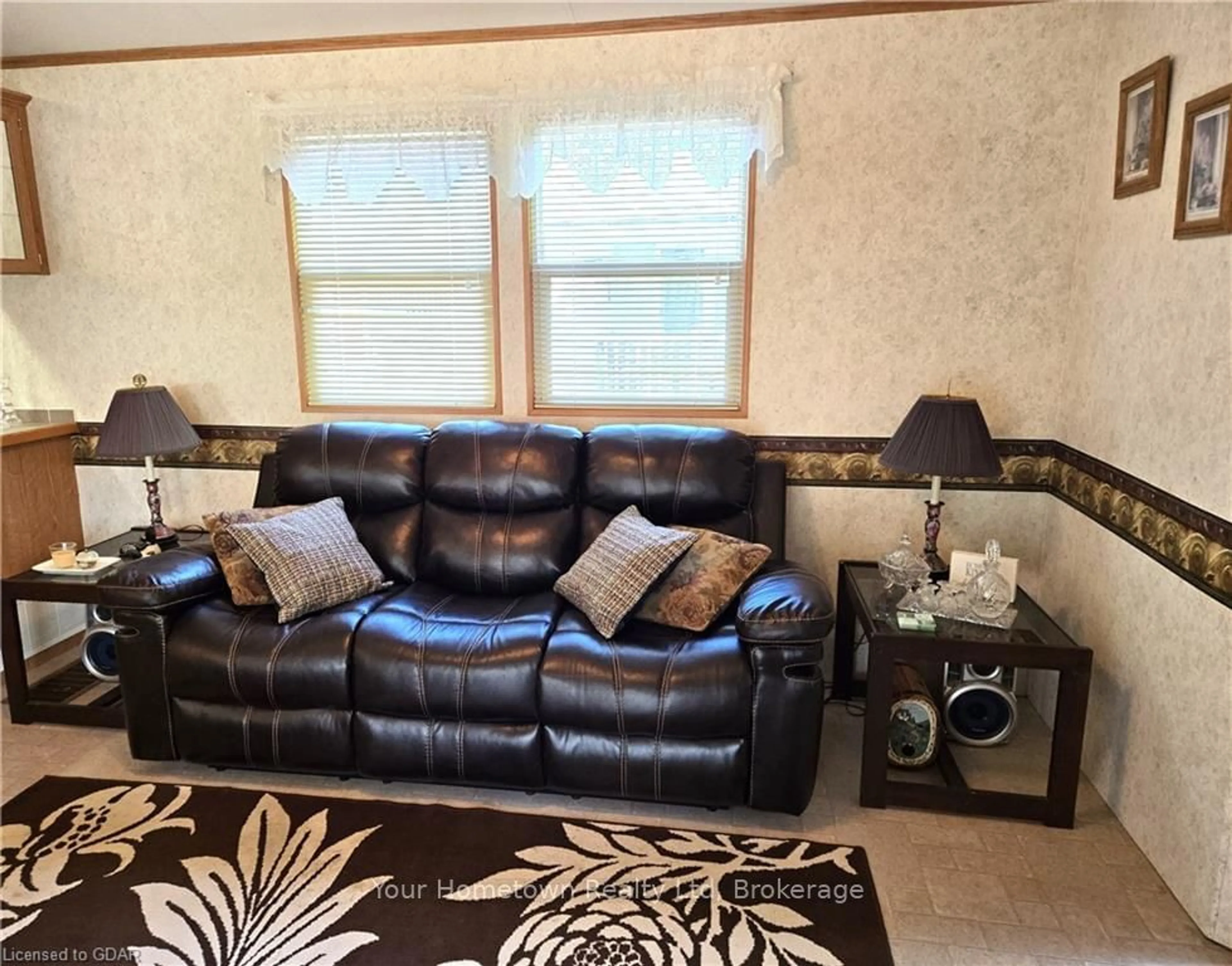 Living room, carpet floors for 204 BEACH St, Centre Wellington Ontario N1M 2W5