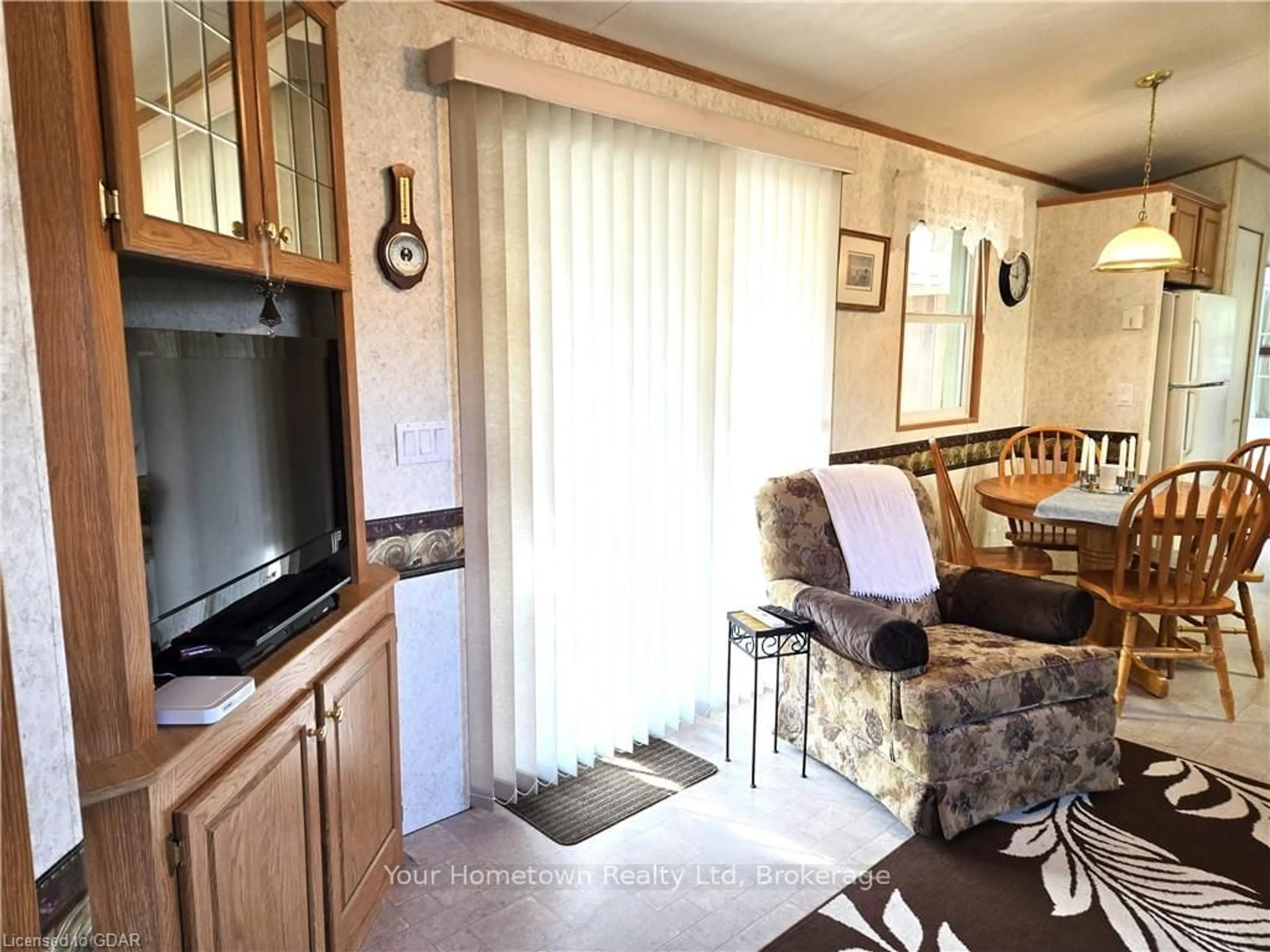 Living room for 204 BEACH St, Centre Wellington Ontario N1M 2W5