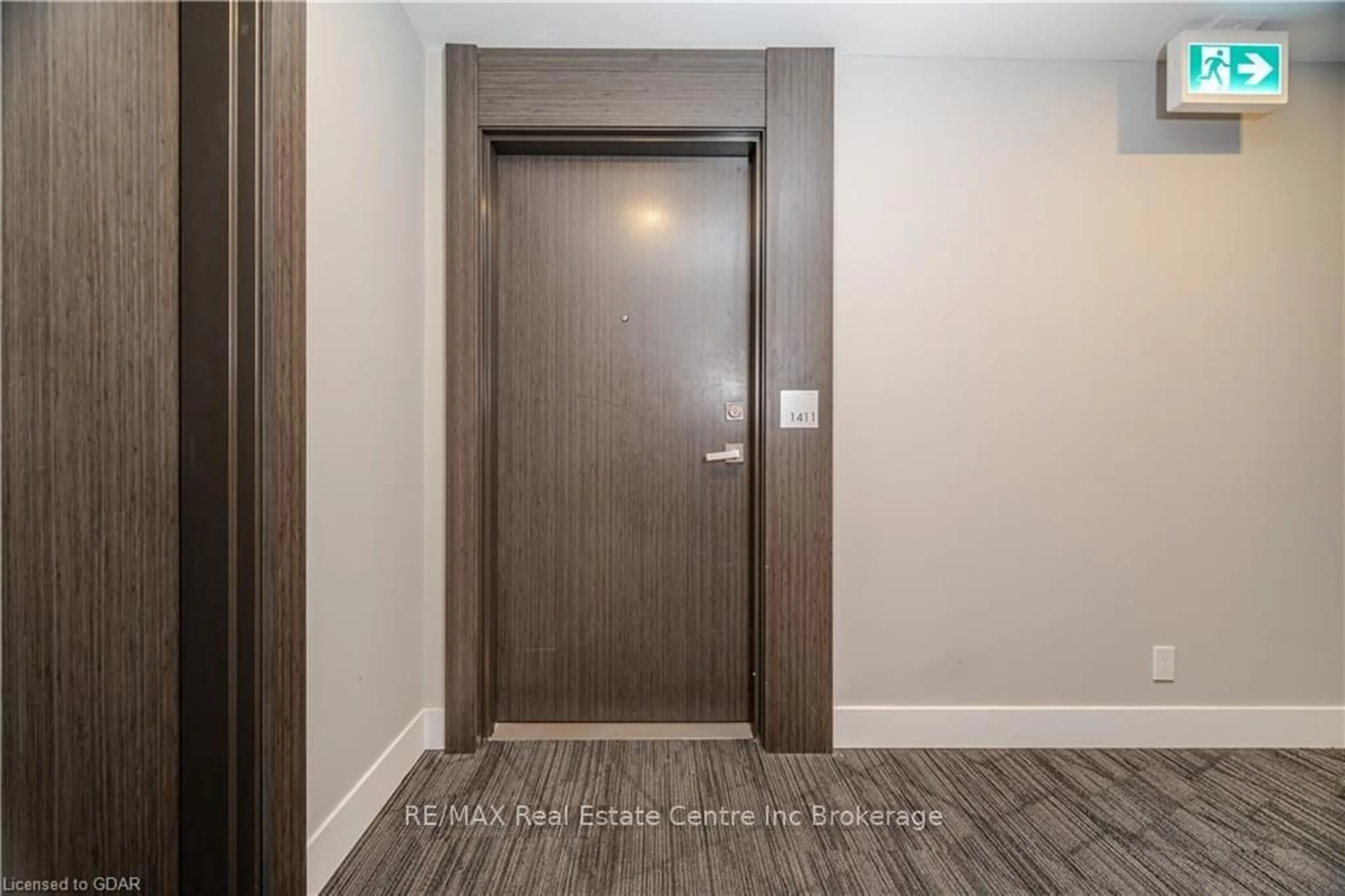 Indoor entryway, wood floors for 15 QUEEN St #1411, Hamilton Ontario L8P 3R6