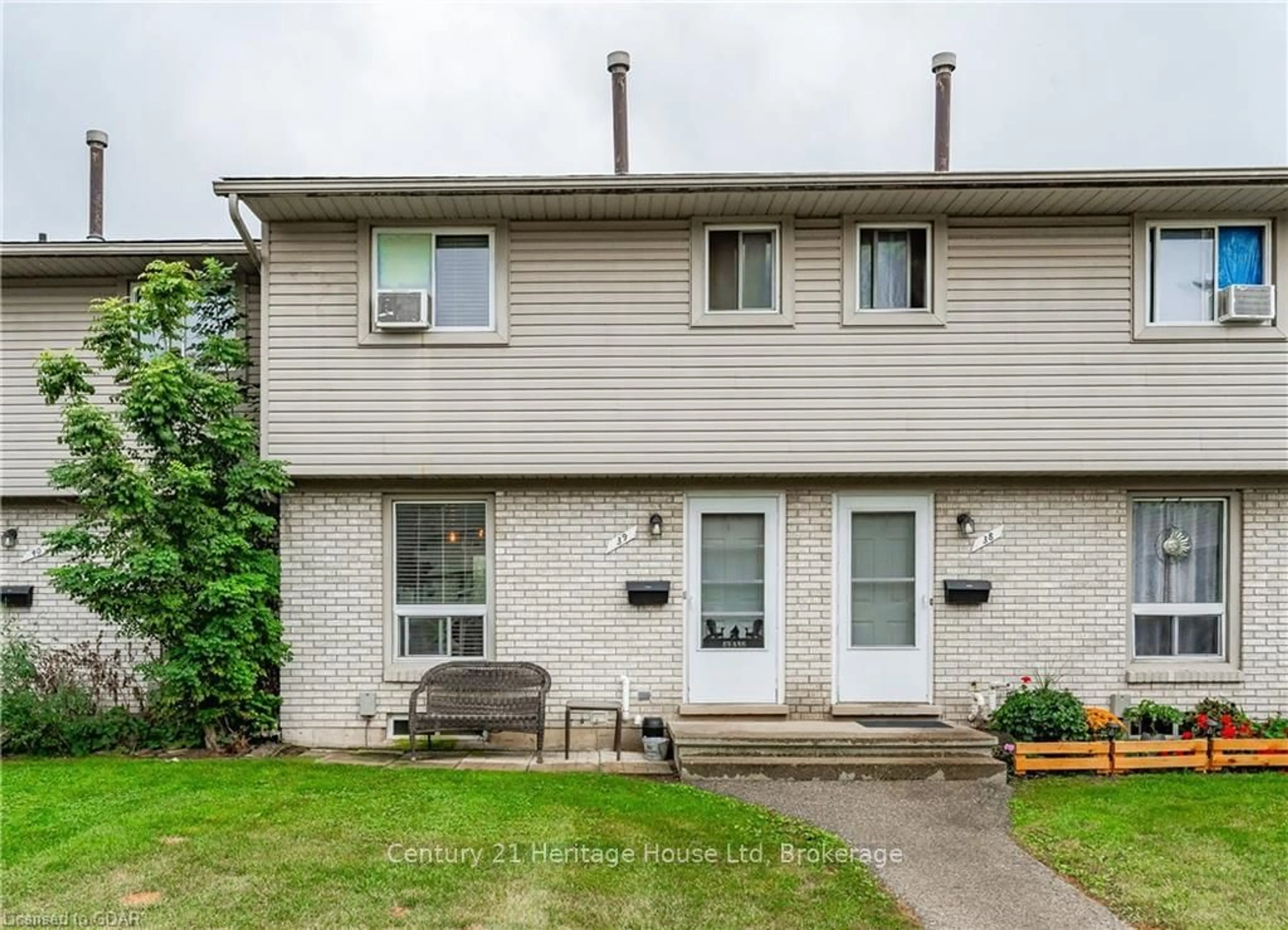 A pic from exterior of the house or condo, cottage for 700 PAISLEY Rd #39, Guelph Ontario N1K 1A3