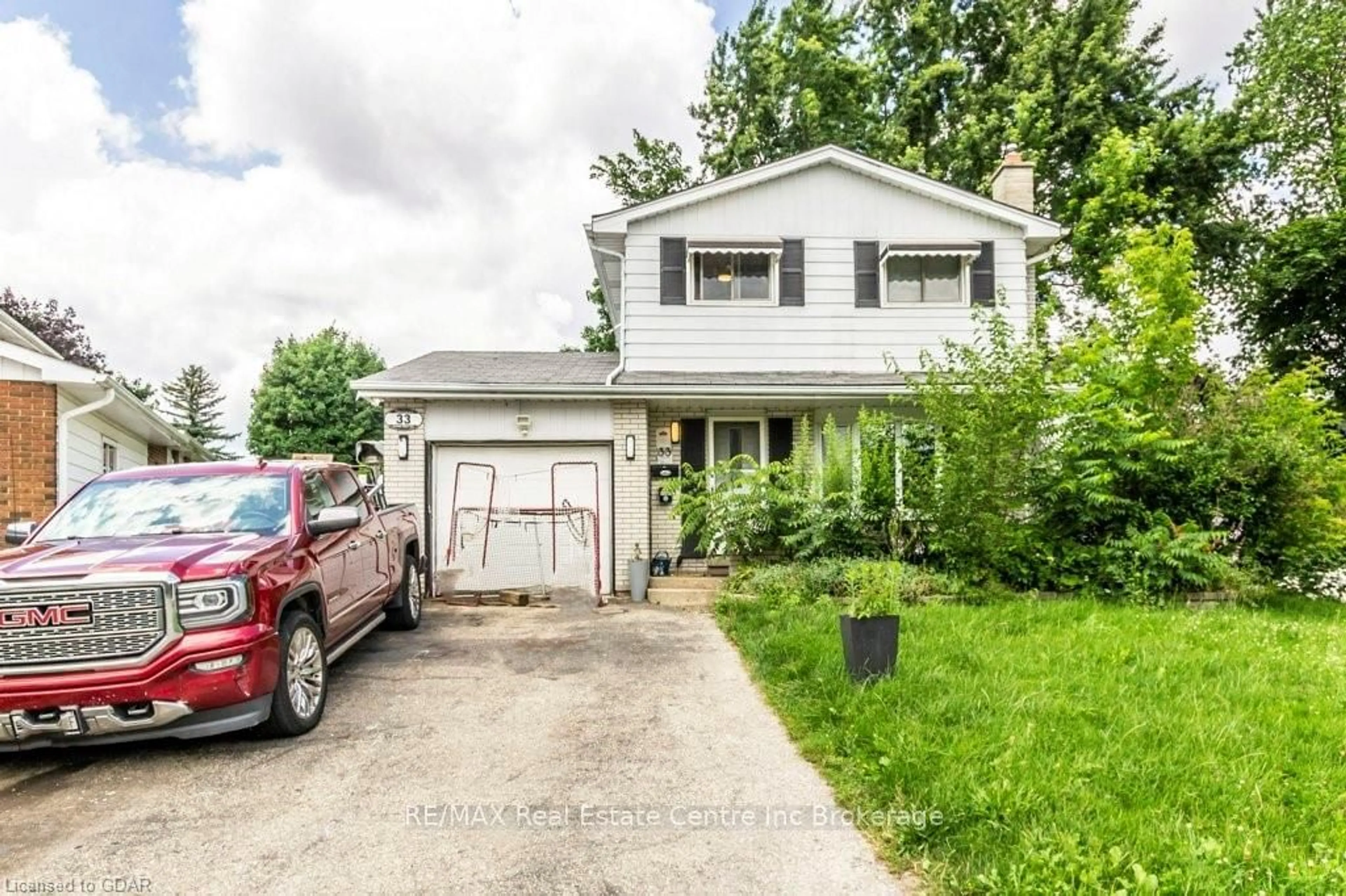 Frontside or backside of a home, cottage for 33 FOREST GLEN Crt, Kitchener Ontario N2N 1E1