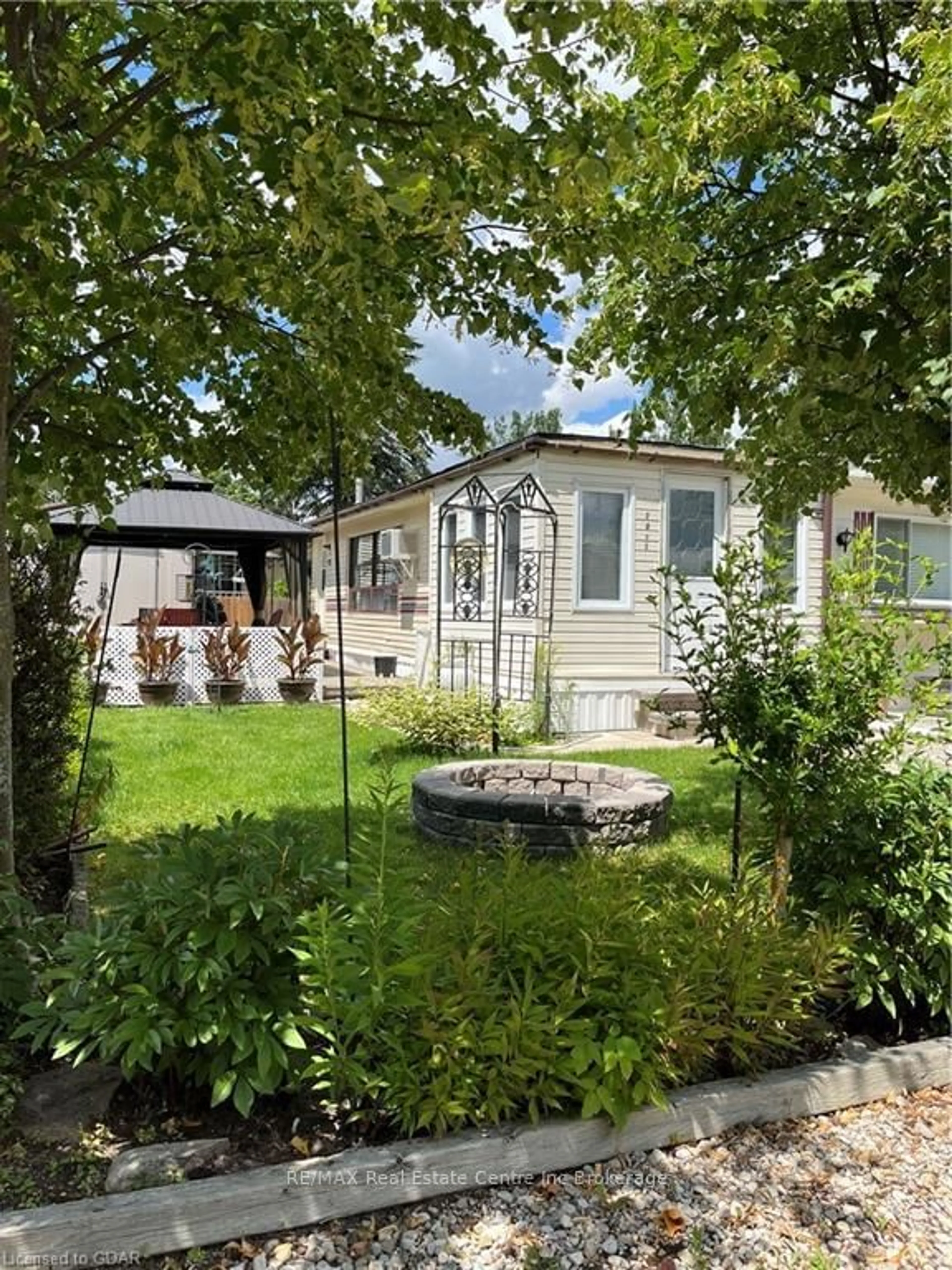 Patio, cottage for 2073 FRIENDLY Blvd, Centre Wellington Ontario N1M 2W5