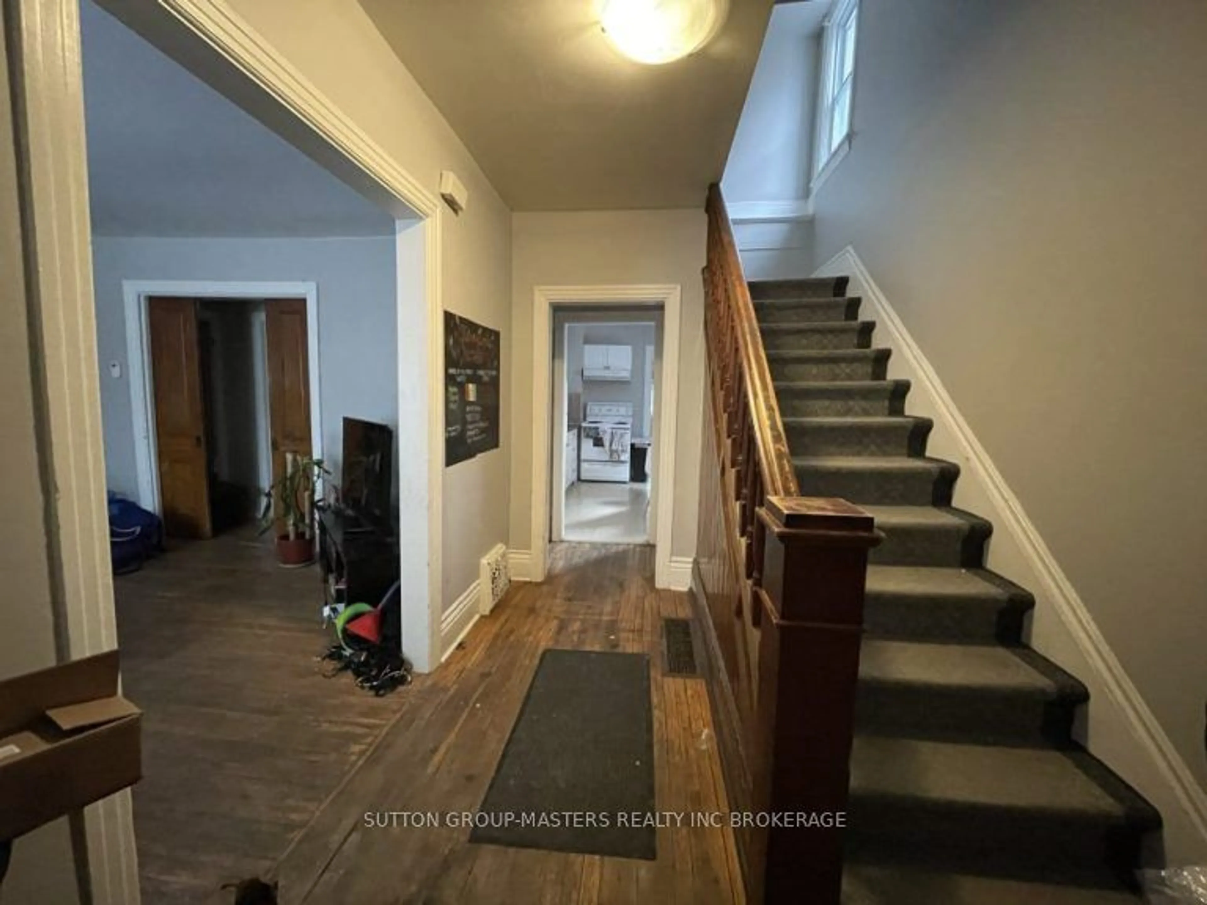 Indoor foyer, wood floors for 324 Victoria St, Kingston Ontario K7L 3Z2