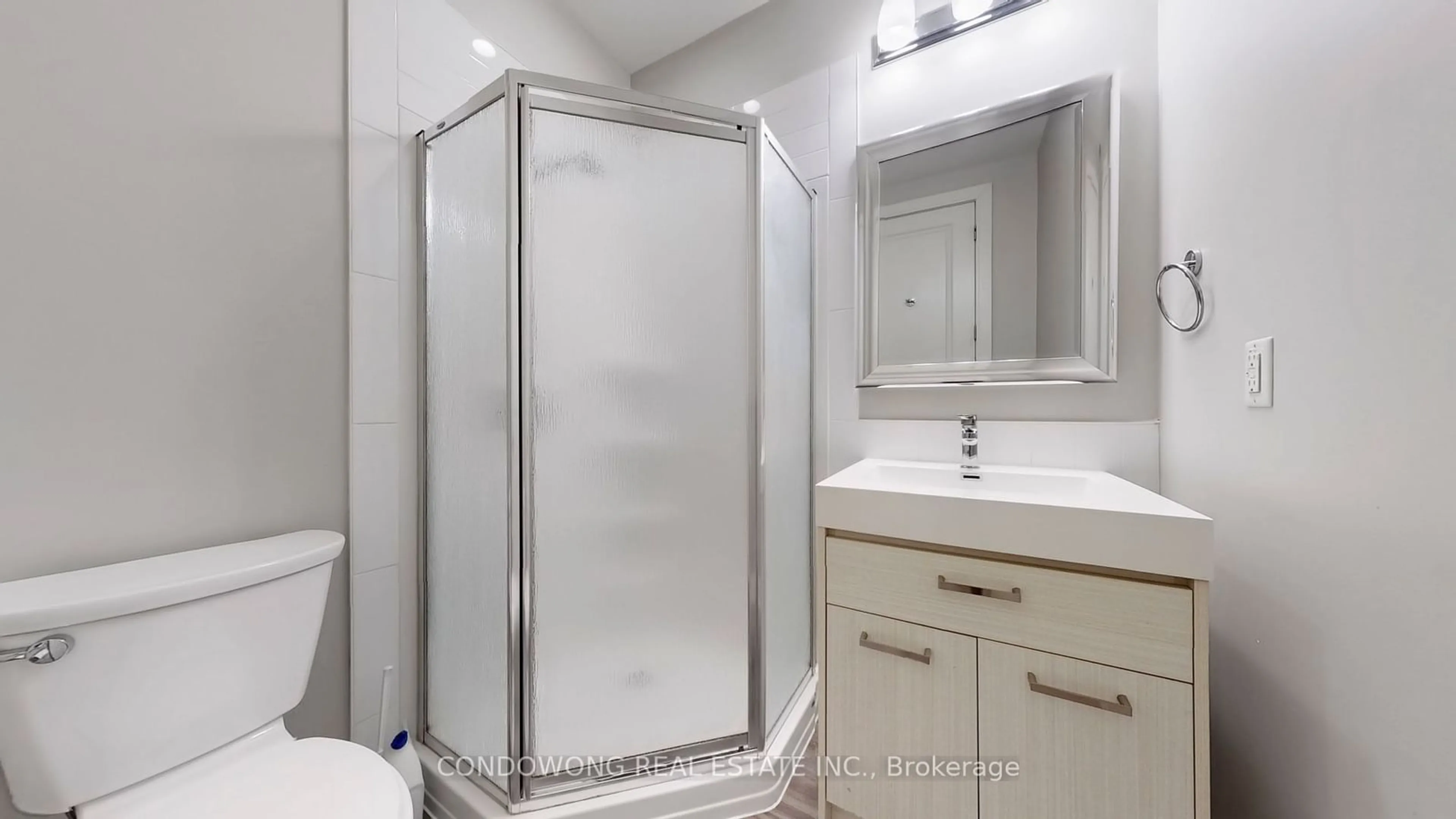 Standard bathroom, not visible floor for 150 Main St #912, Hamilton Ontario L8P 1H8