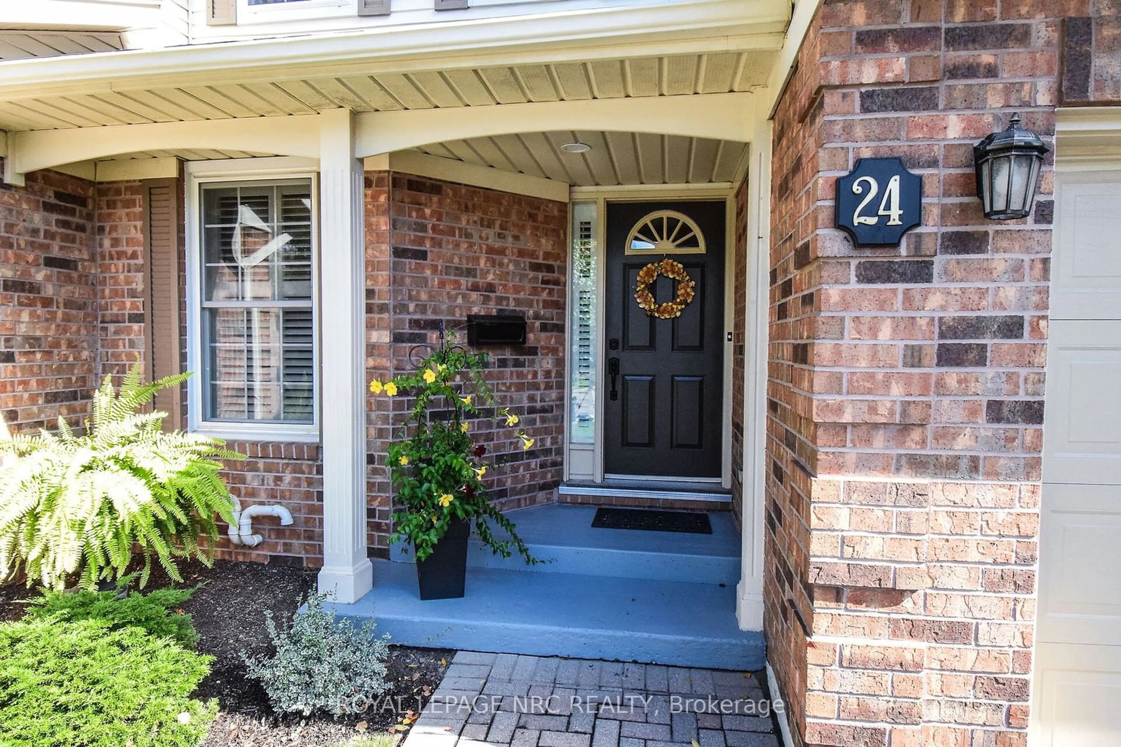 Indoor entryway, wood floors for 141 Welland Vale Rd #24, St. Catharines Ontario L2S 3S7