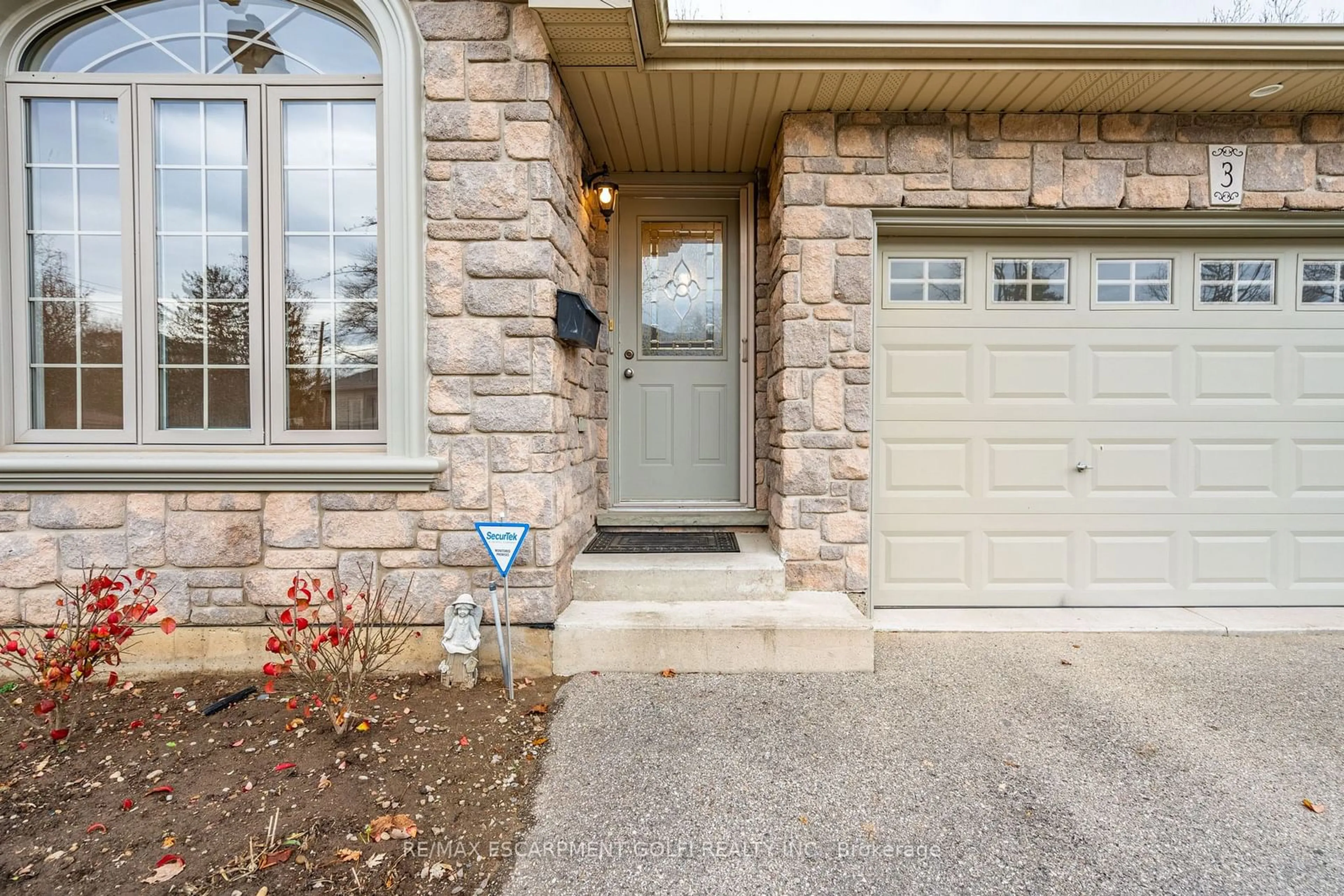 Indoor entryway, carpet floors for 54 Glenwood Dr #3, Brantford Ontario N3S 3G6