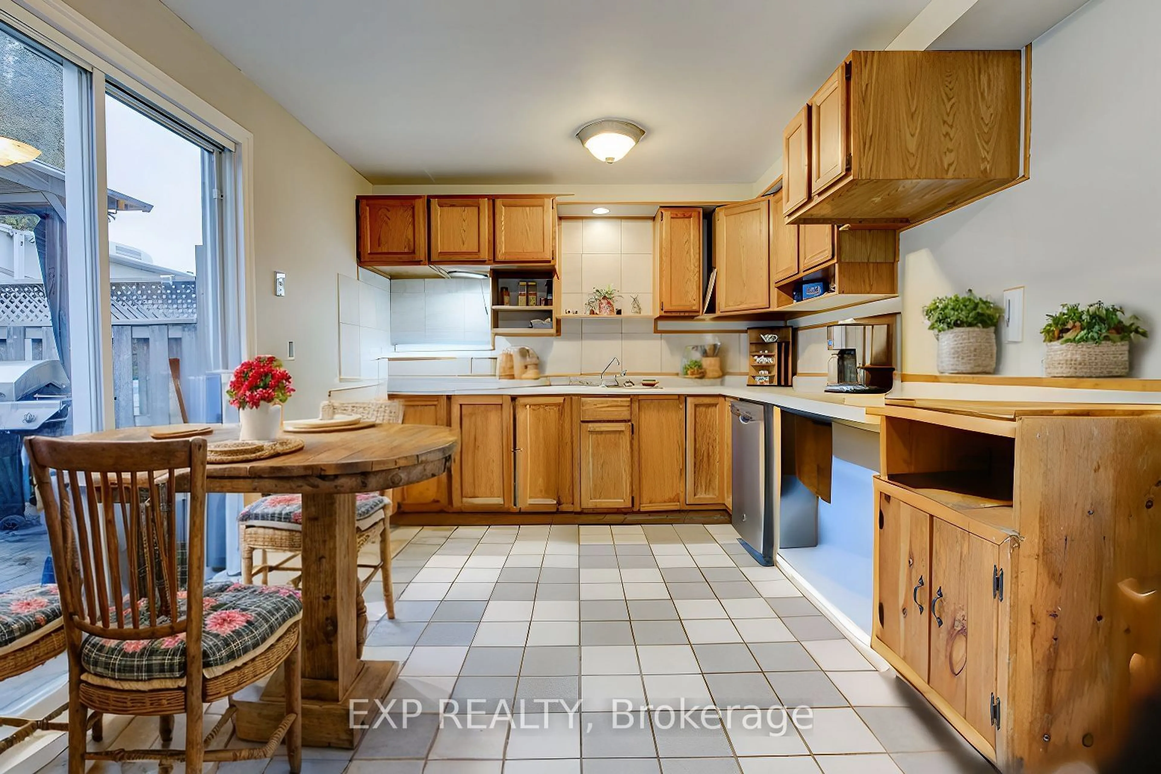 Standard kitchen, wood floors, cottage for 116 Glamis Rd, Cambridge Ontario N1R 6S8