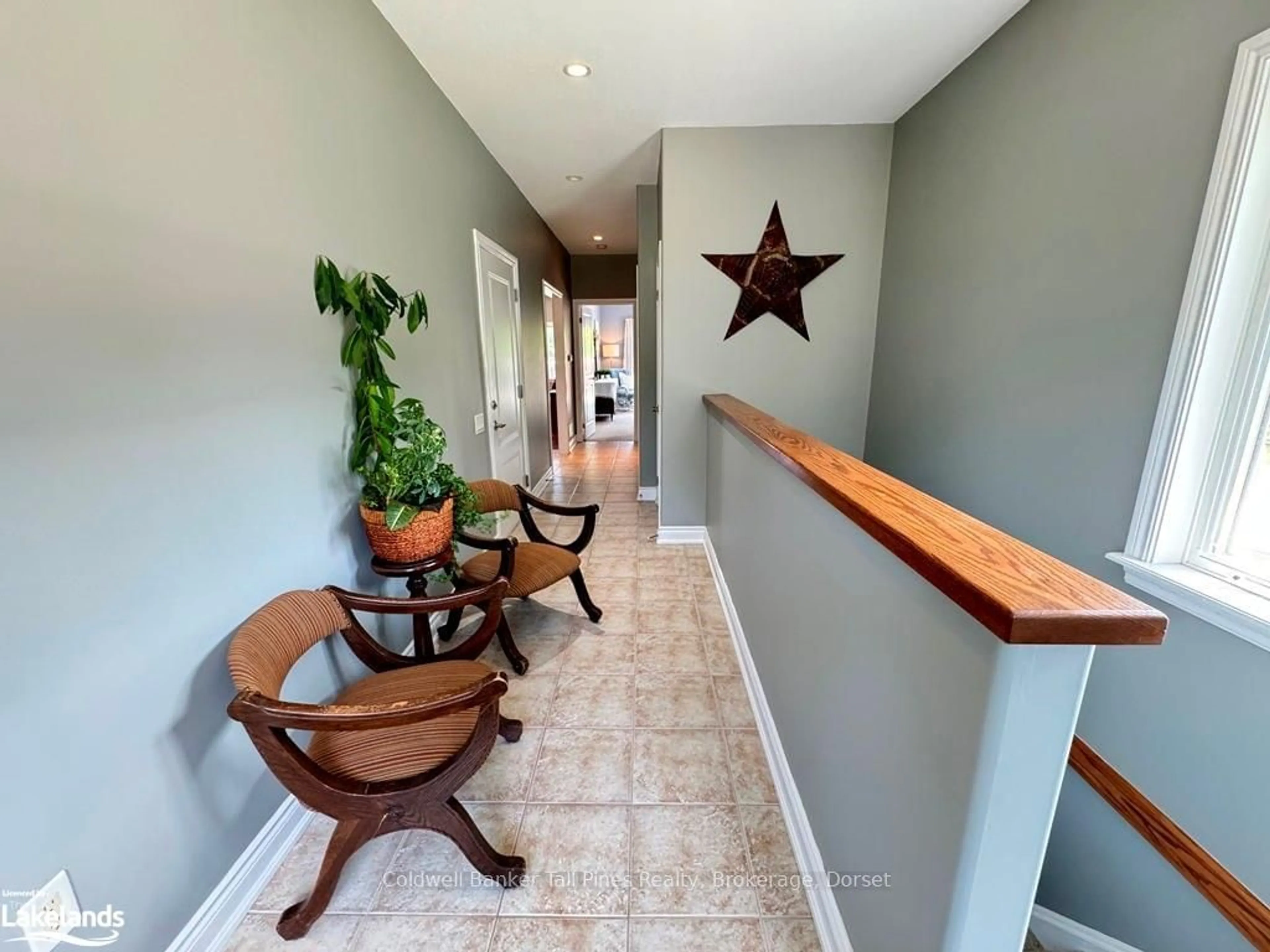 Indoor foyer, wood floors for 38 WEBB Circ, Dysart et al Ontario K0M 1S0