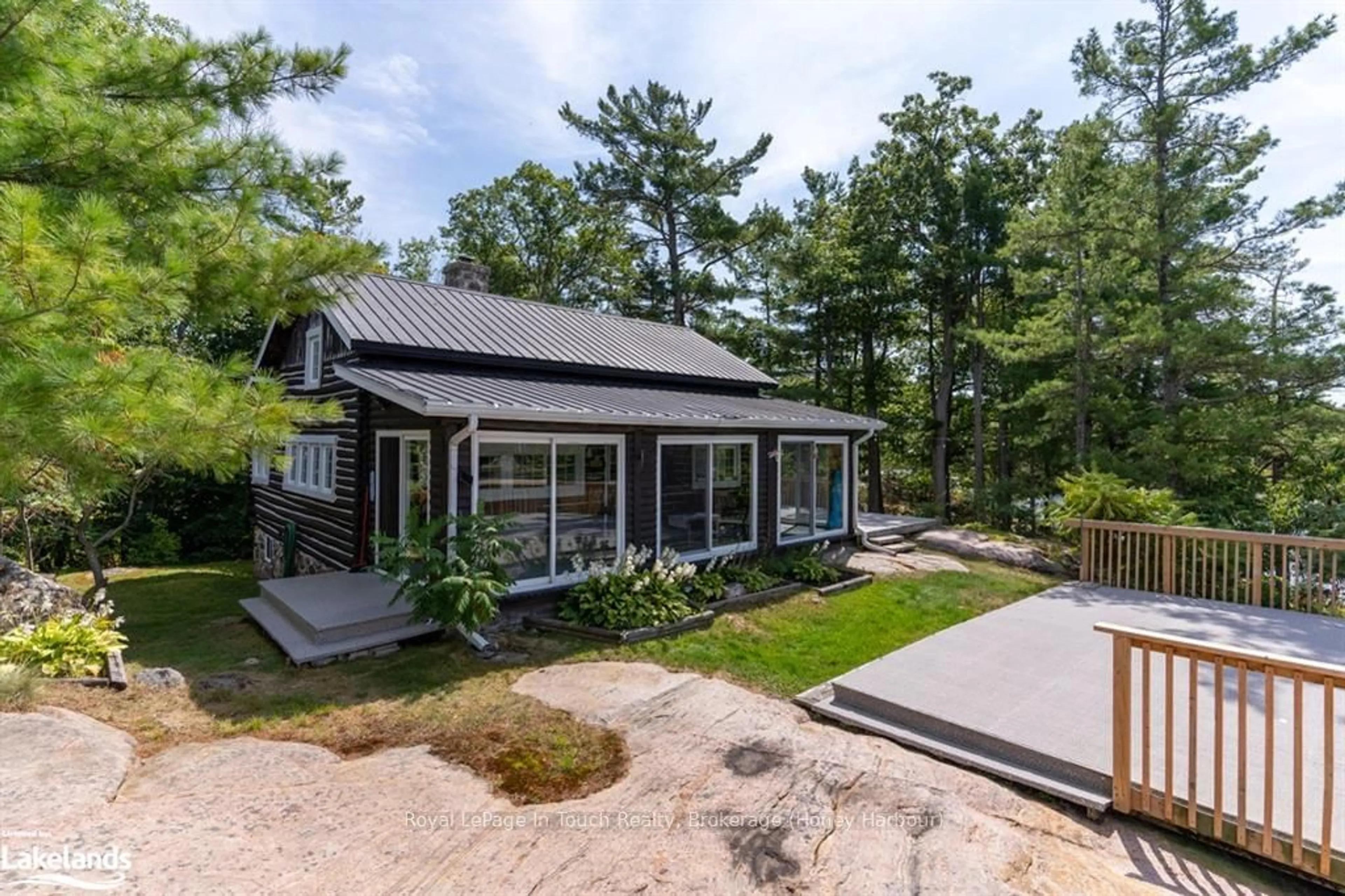 Home with vinyl exterior material for 2 ISLAND 860, Georgian Bay Ontario P0E 1E0